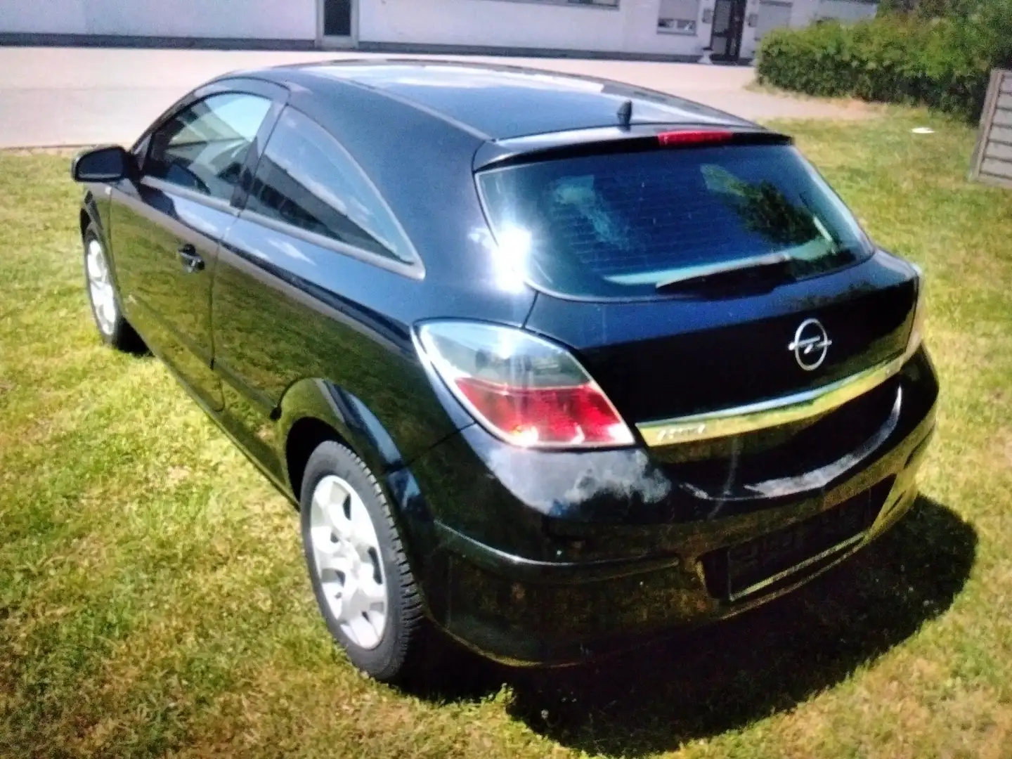 Opel Astra 1.8 16V Coupe GTC Schwarz - 2