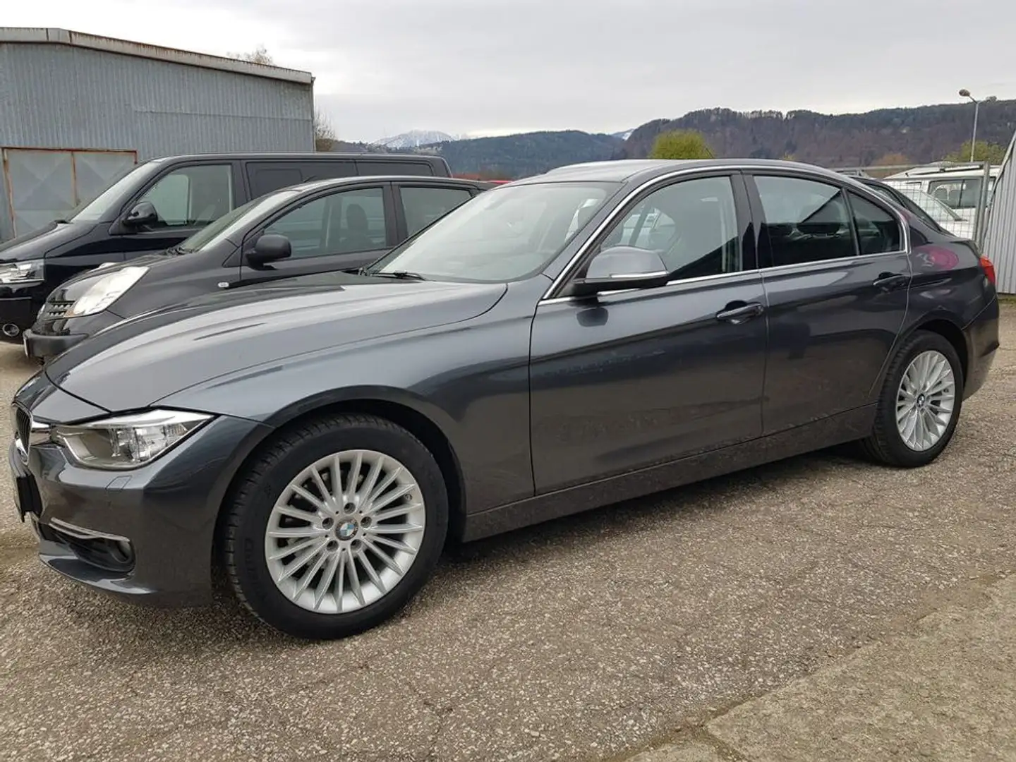 BMW 320 i Limousine Luxury Line // Bi- Xenon // Grau - 2