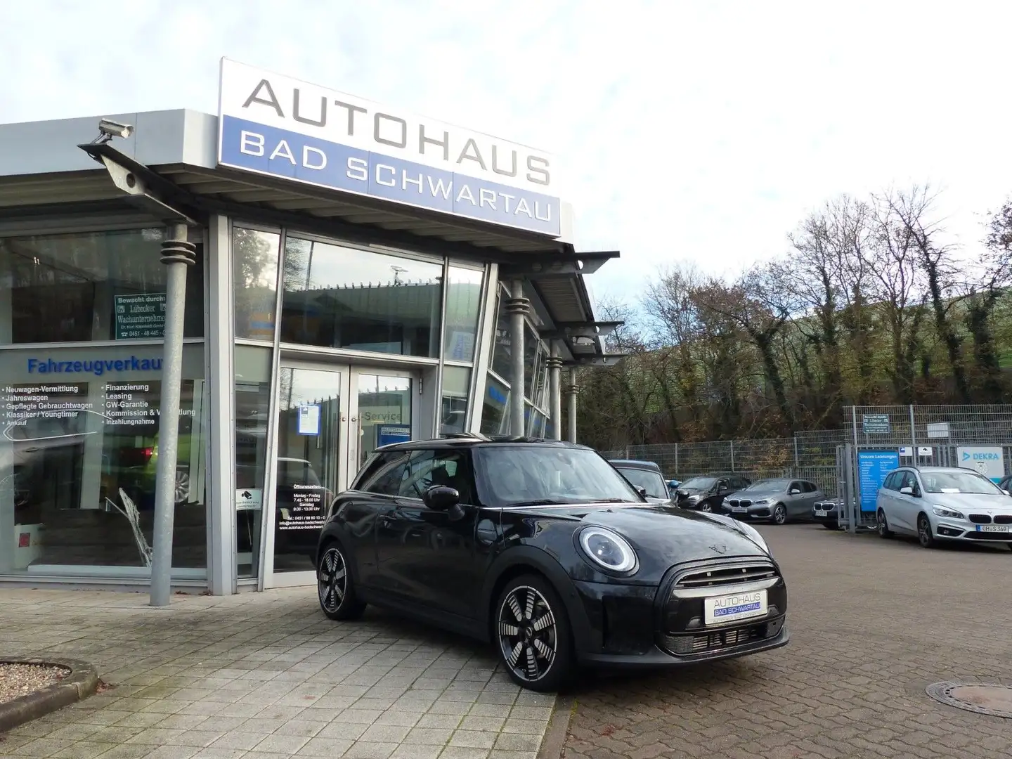 MINI Cooper Aut. Yours Trim, Leder,Navi,Panoramadach Schwarz - 1