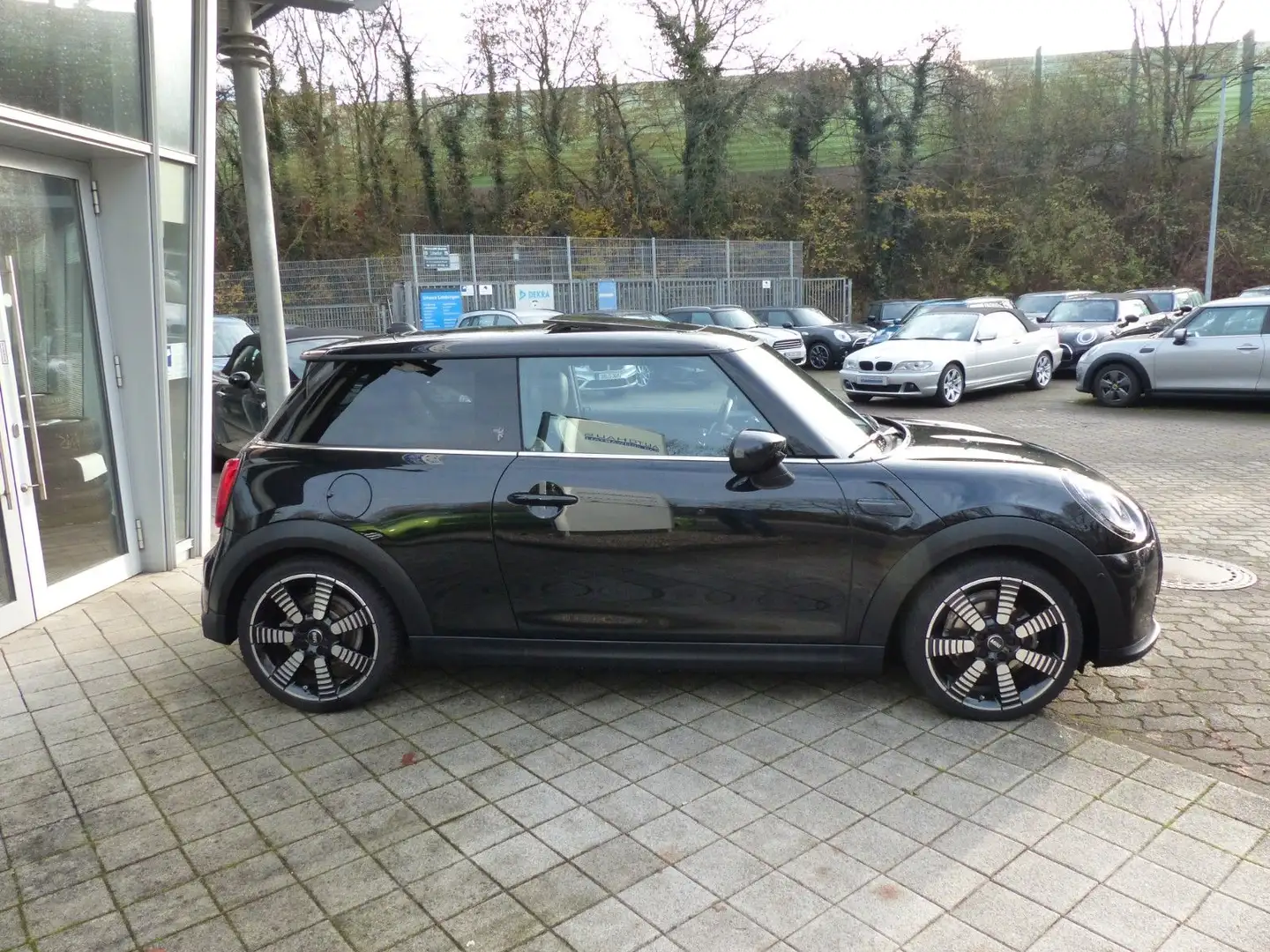 MINI Cooper Aut. Yours Trim, Leder,Navi,Panoramadach Schwarz - 2