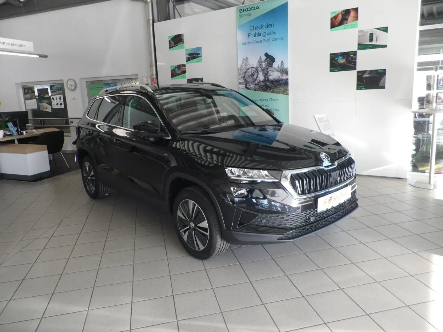 Skoda Karoq SELECTION 1.5TSI 110kW 150PS AHK KESSY LED Schwarz - 1