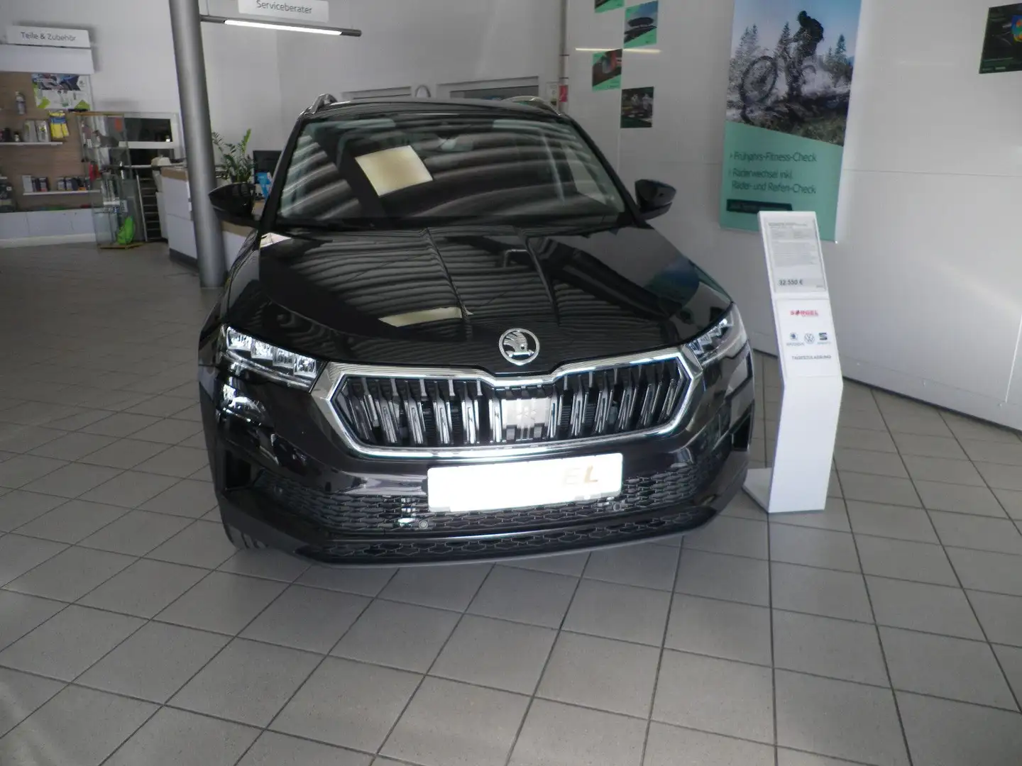 Skoda Karoq SELECTION 1.5TSI 110kW 150PS AHK KESSY LED Schwarz - 2