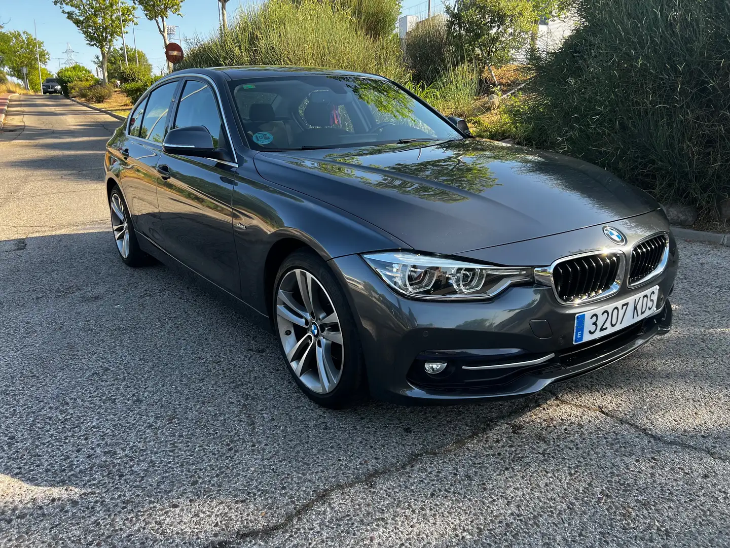 BMW 318 318dA Business Business Gris - 1