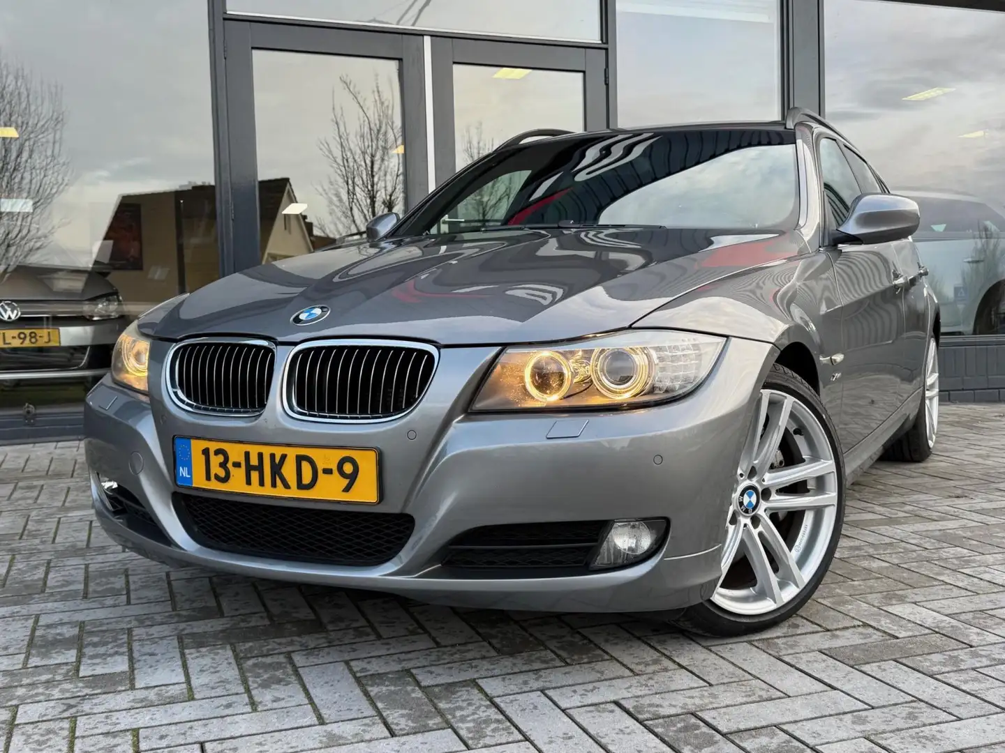 BMW 330 3-serie Touring 330xi High Executive Xenon Leder C Grau - 2