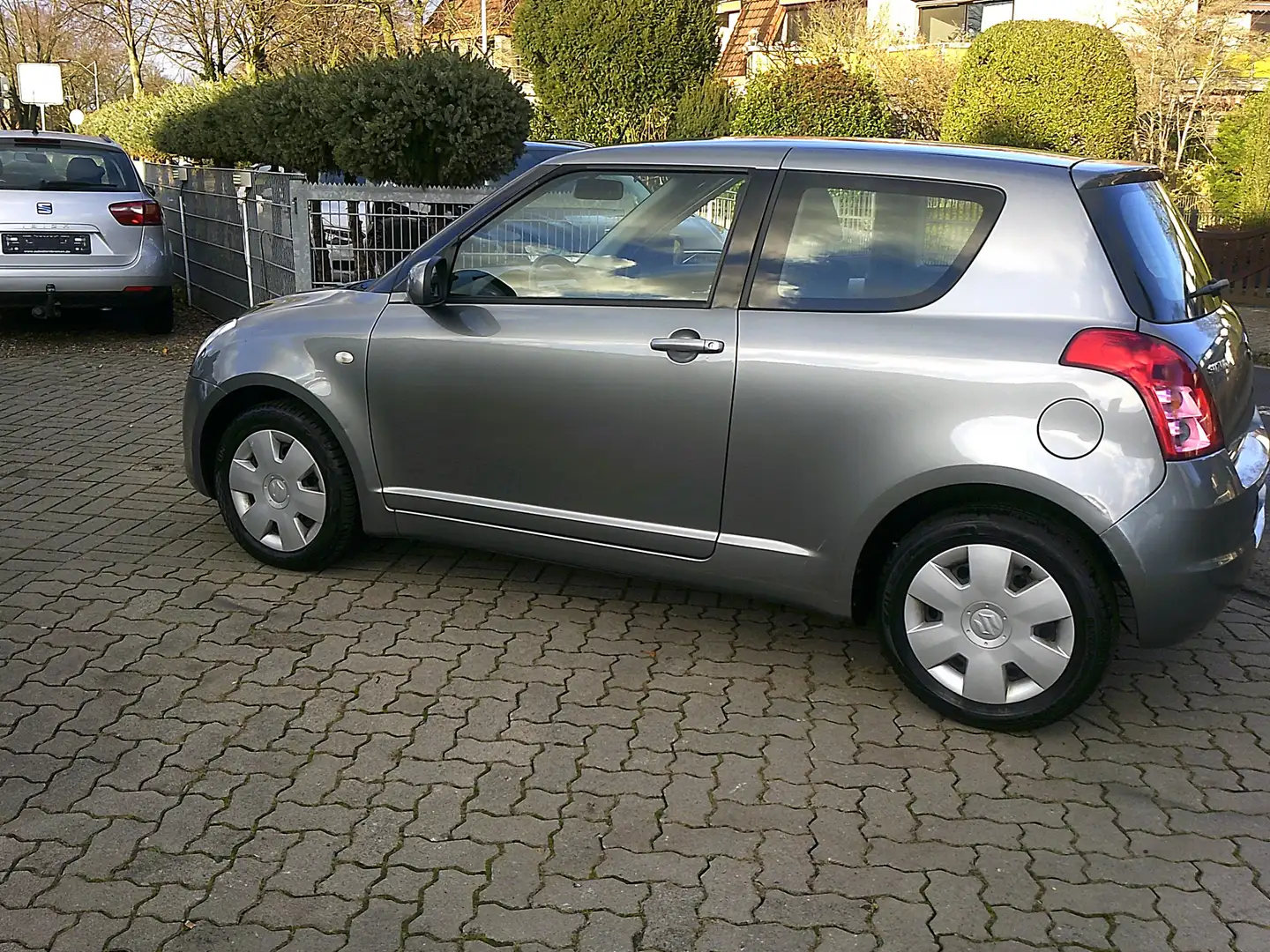 Suzuki Swift Basic Gris - 2