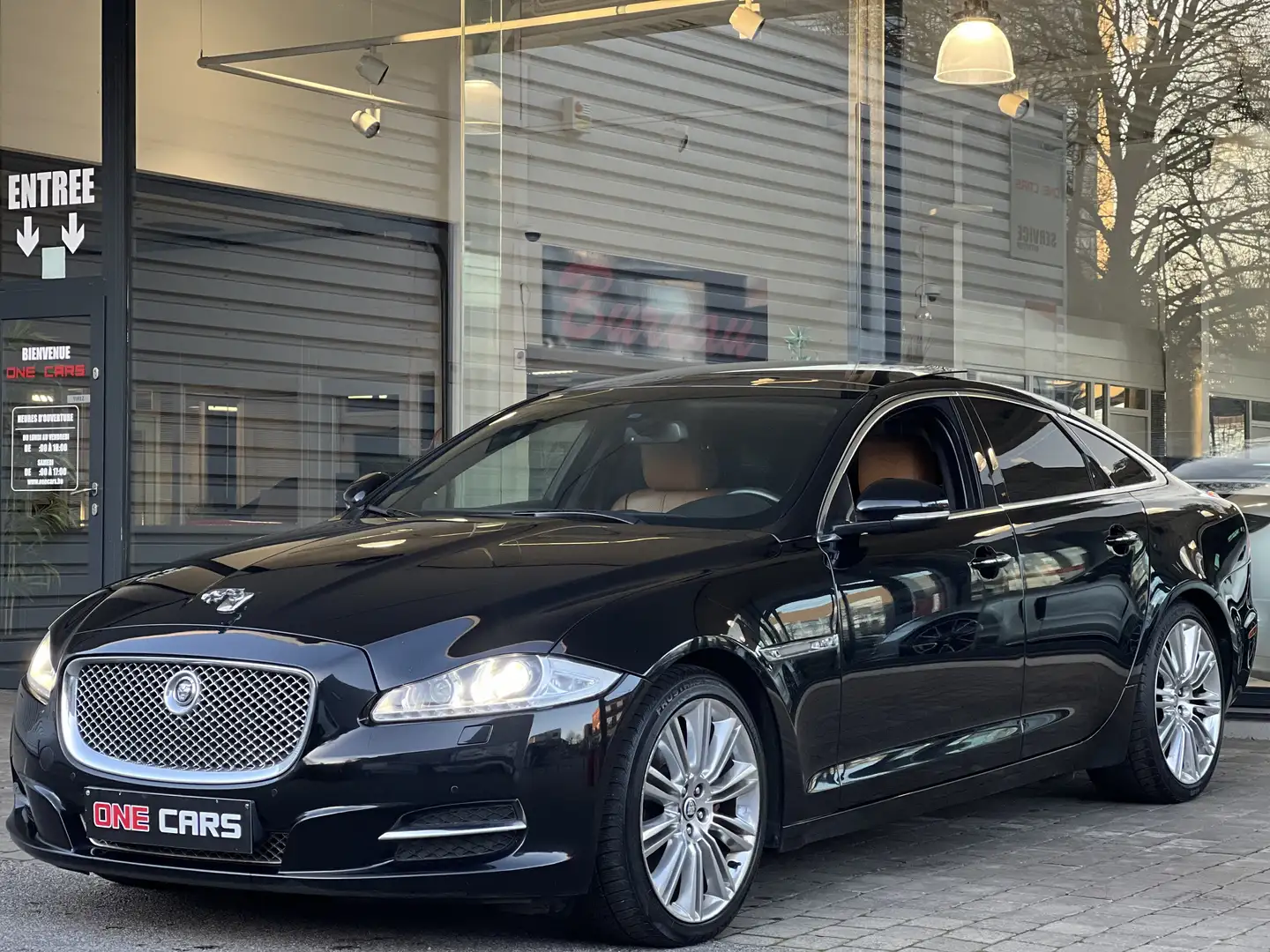 Jaguar XJ 3.0d V6 TOIT PANOR-CUIR-CAMERA-GPS-BIXENON-JA20P Zwart - 1