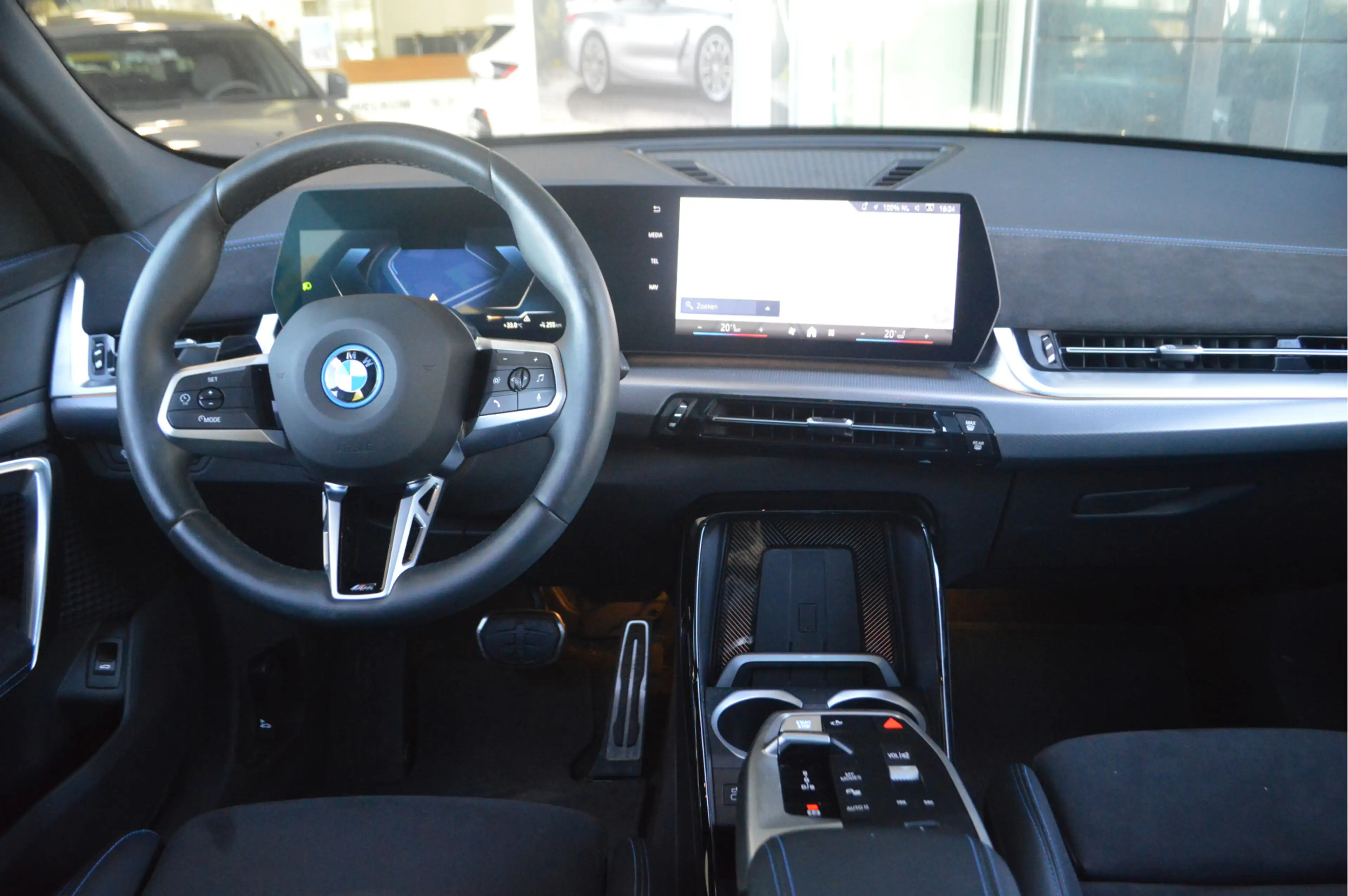 BMW iX2 eDrive20 M Sport / Panoramadak / Sportstoelen / Ad — photo 3