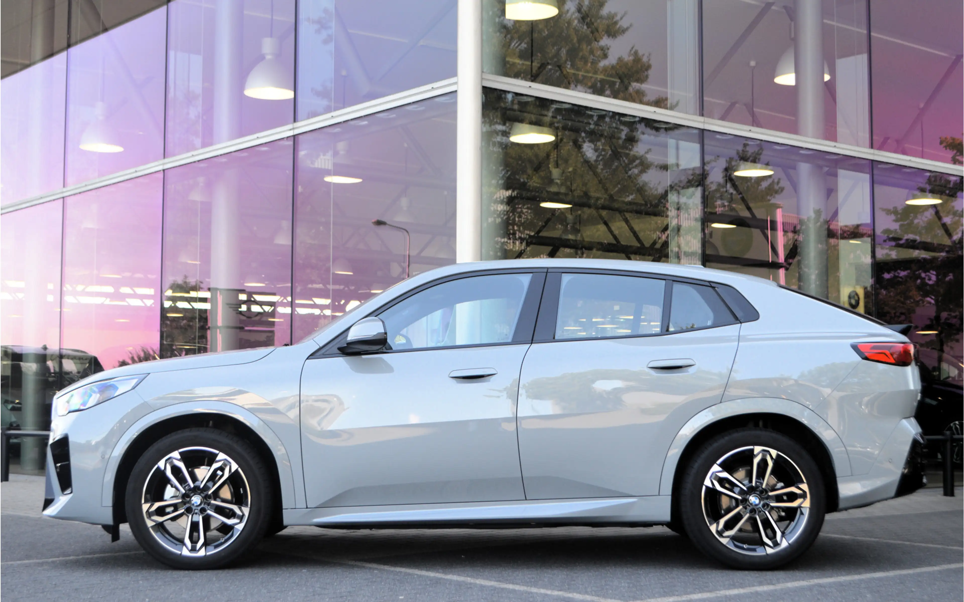 BMW iX2 eDrive20 M Sport / Panoramadak / Sportstoelen / Ad — photo 2