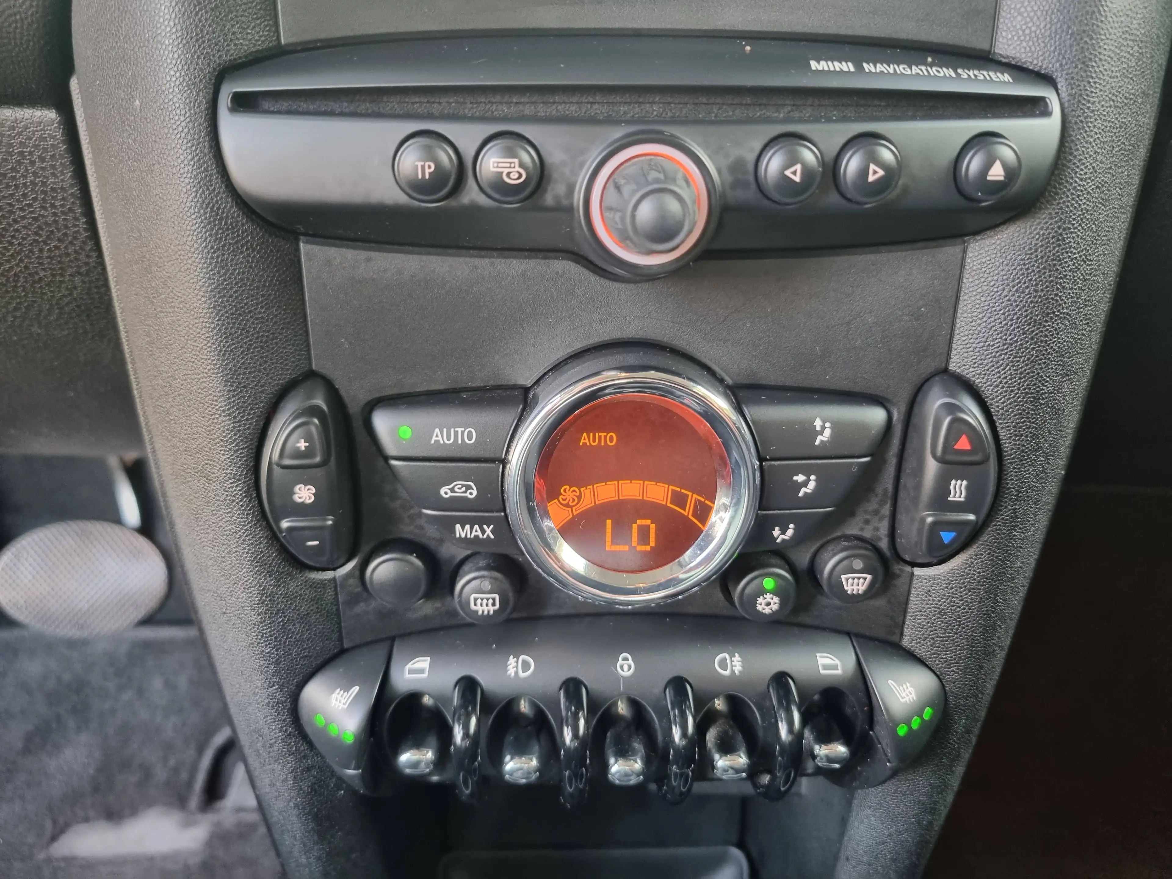 MINI One Cooper*Autom*Bi-Xen*Navi*Sitzh*PDC* — photo 12