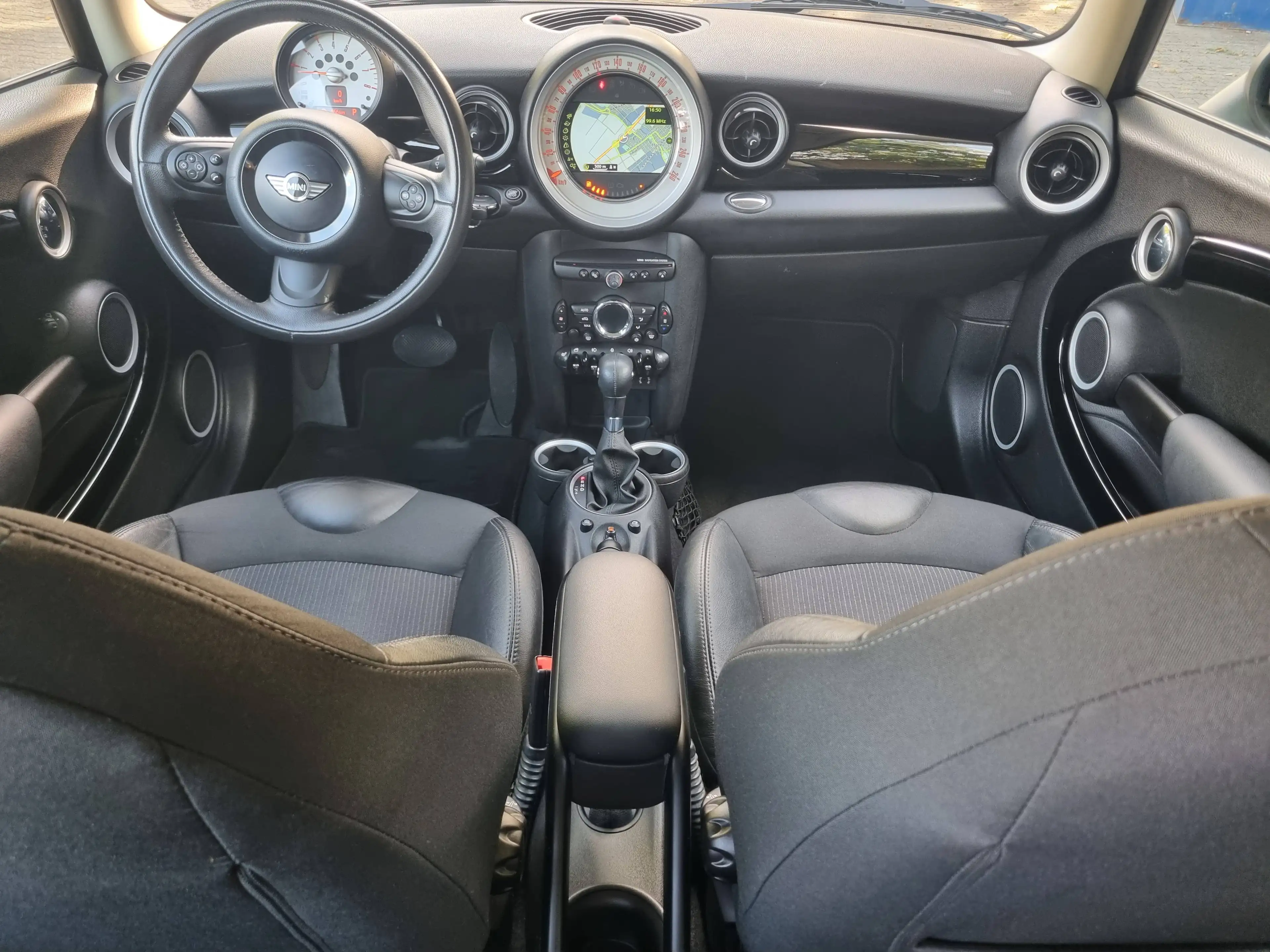 MINI One Cooper*Autom*Bi-Xen*Navi*Sitzh*PDC* — photo 9