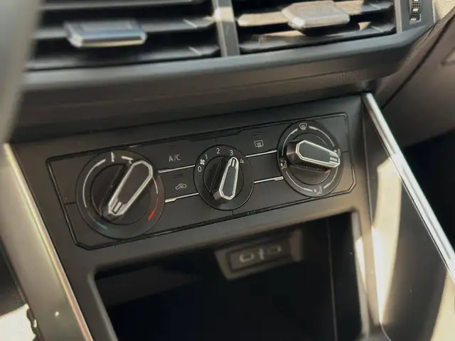 Volkswagen Polo view 12