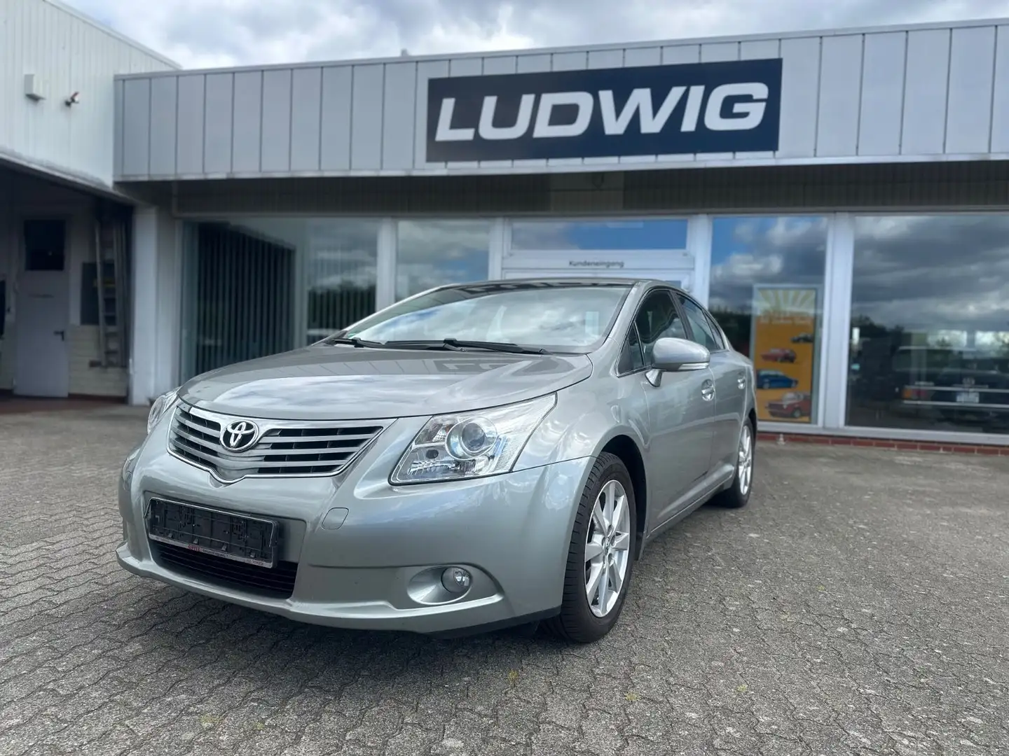 Toyota Avensis Executive 1.Hand Scheckheft Argent - 1