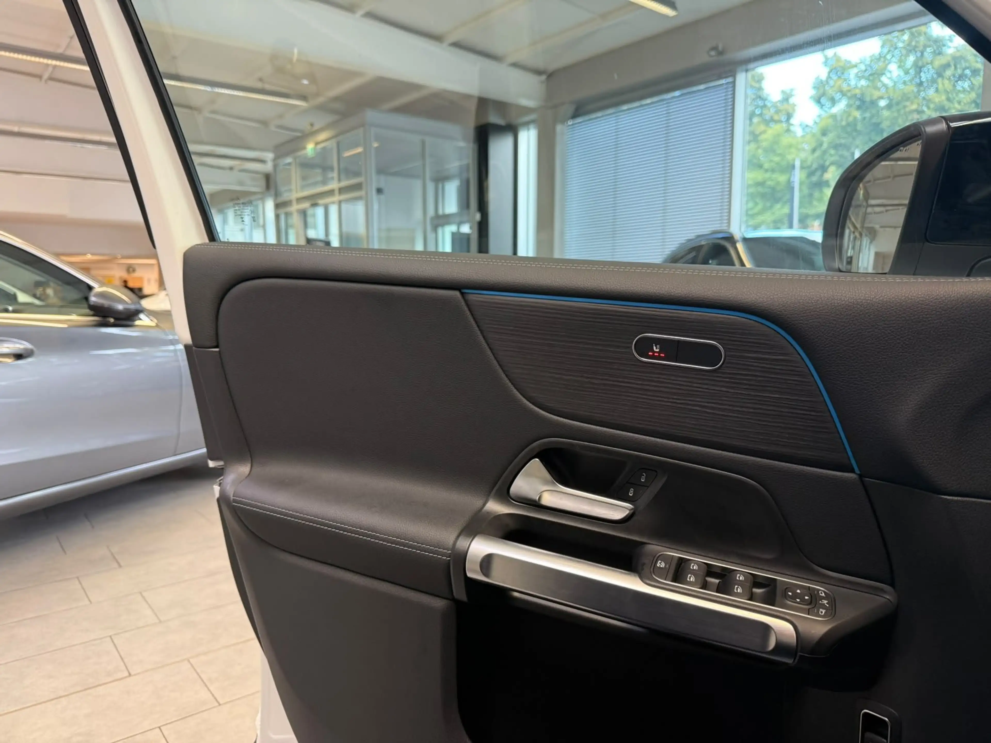Mercedes-Benz EQB 300 4M AMG+PANO+BURM+DISTR+NIGHT+KEYLESS+LED — photo 12