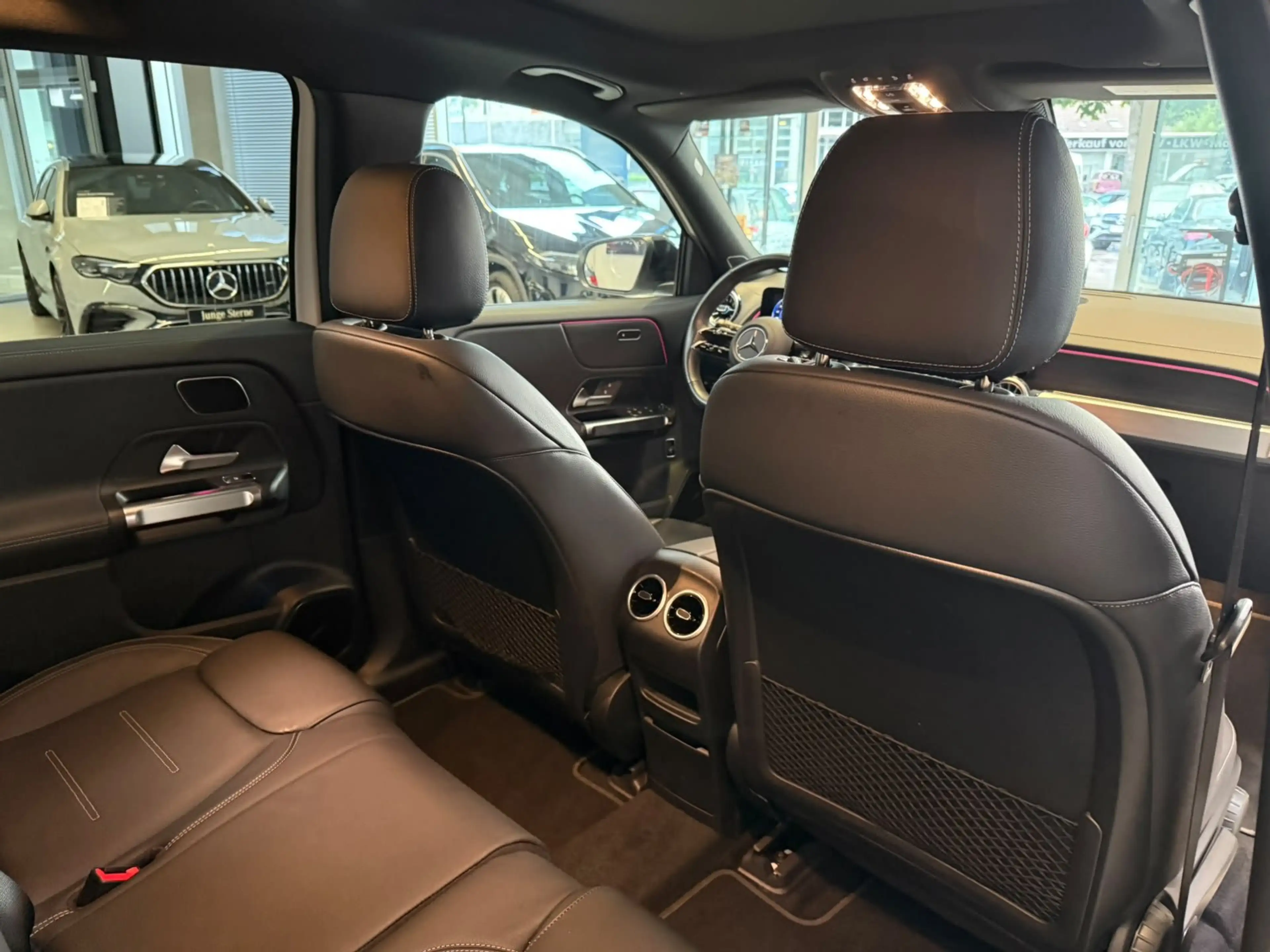 Mercedes-Benz EQB 300 4M AMG+PANO+BURM+DISTR+NIGHT+KEYLESS+LED — photo 15