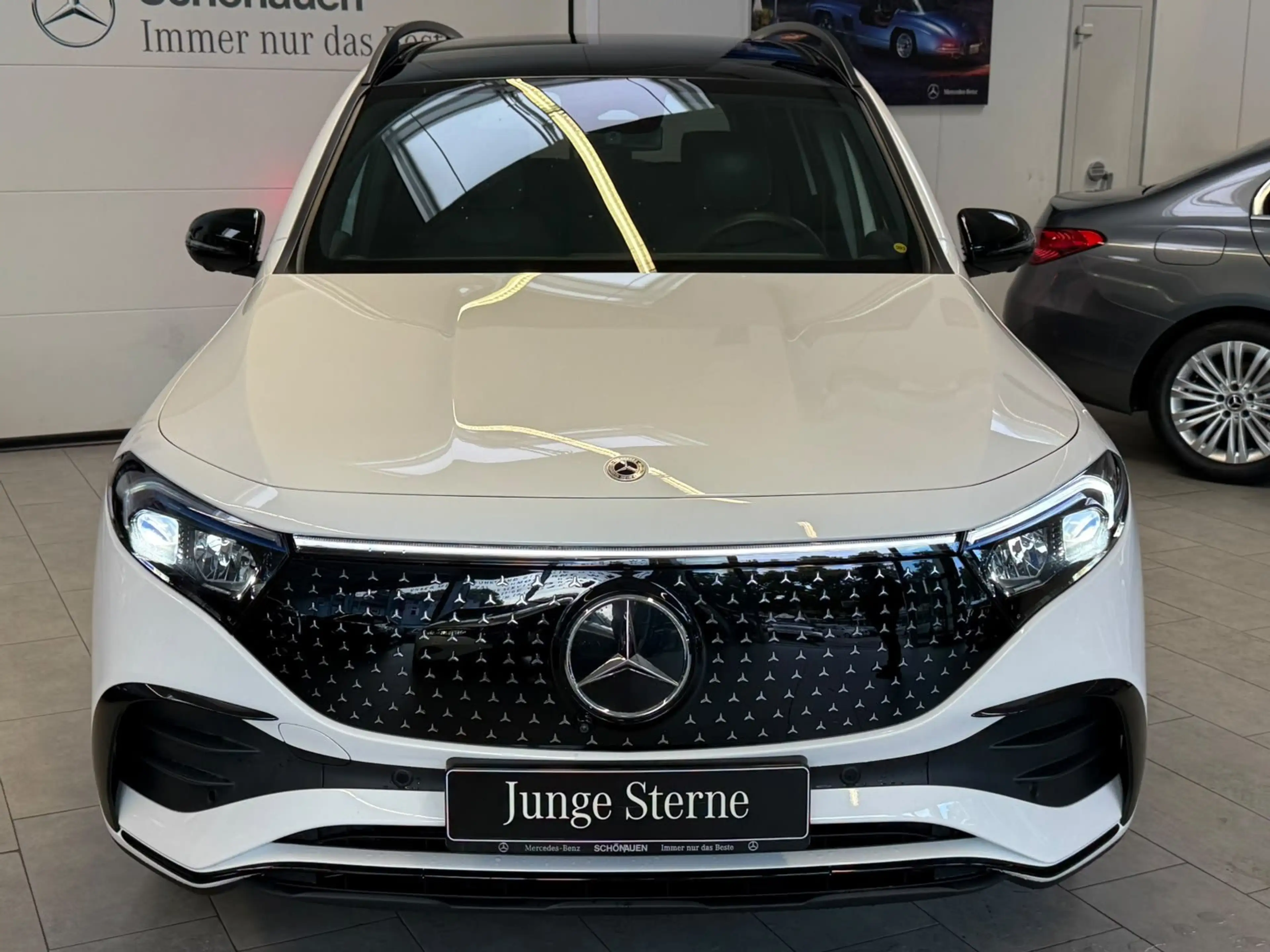Mercedes-Benz EQB 300 4M AMG+PANO+BURM+DISTR+NIGHT+KEYLESS+LED — photo 2