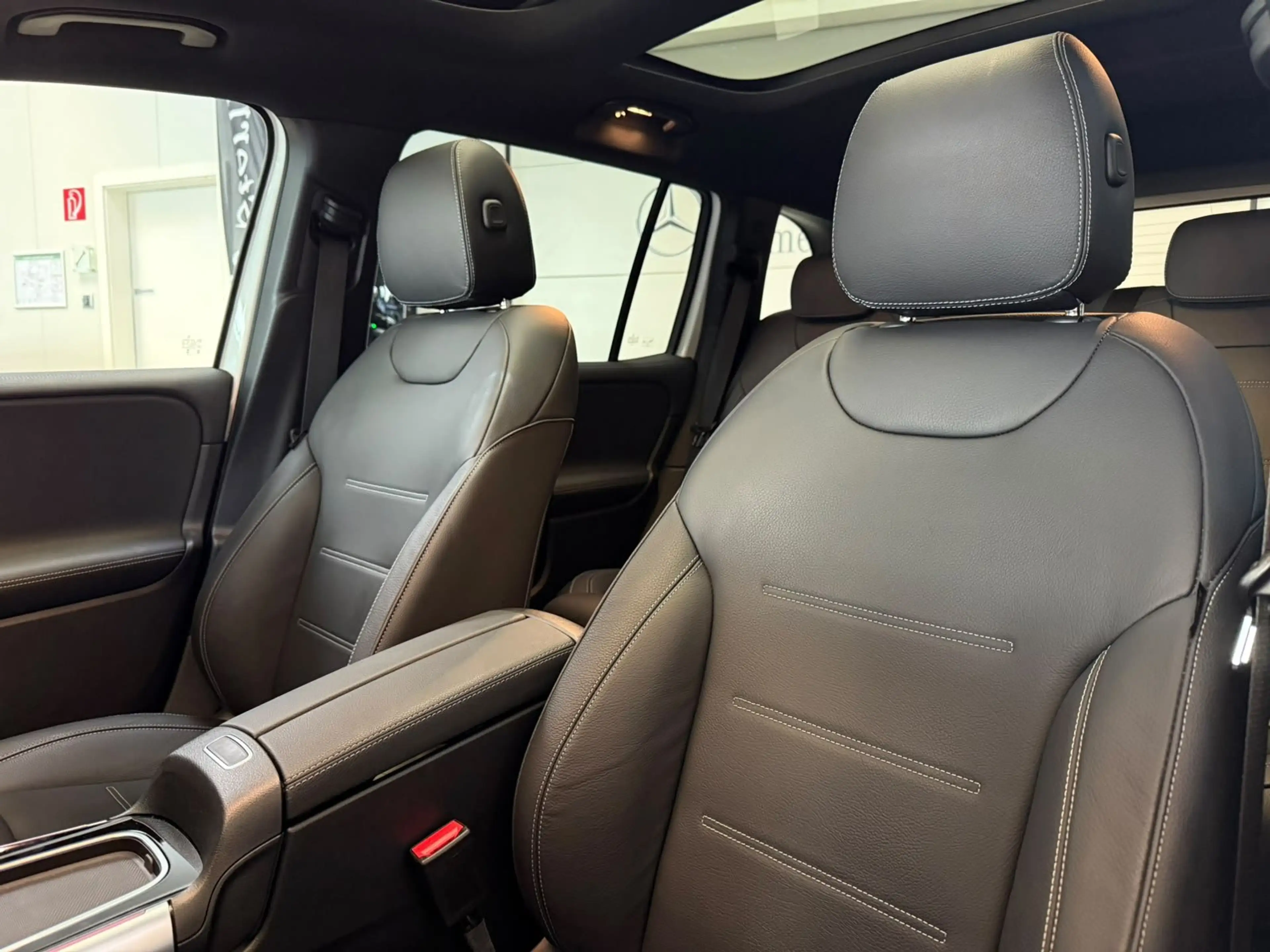 Mercedes-Benz EQB 300 4M AMG+PANO+BURM+DISTR+NIGHT+KEYLESS+LED — photo 13