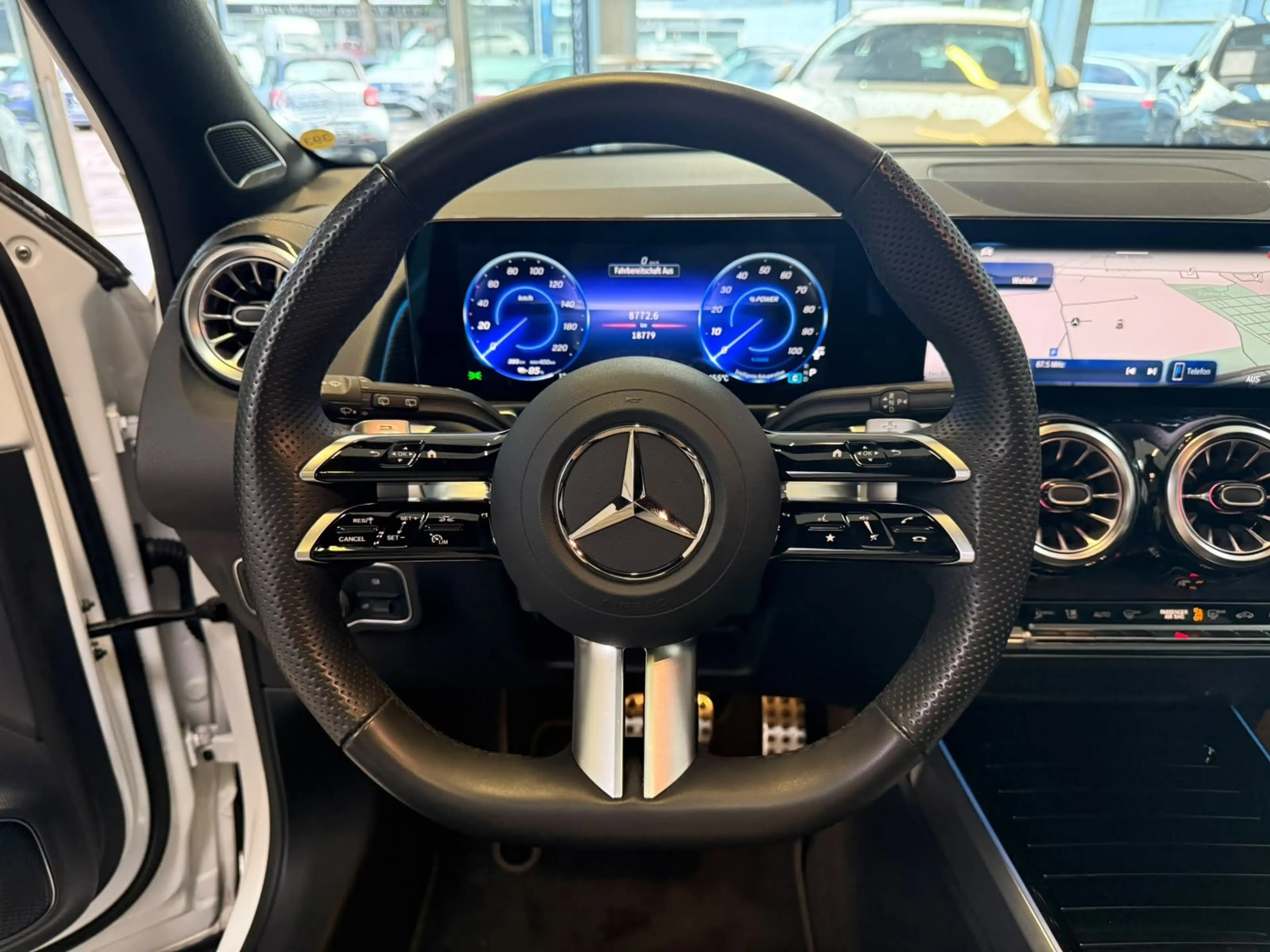 Mercedes-Benz EQB 300 4M AMG+PANO+BURM+DISTR+NIGHT+KEYLESS+LED — photo 10