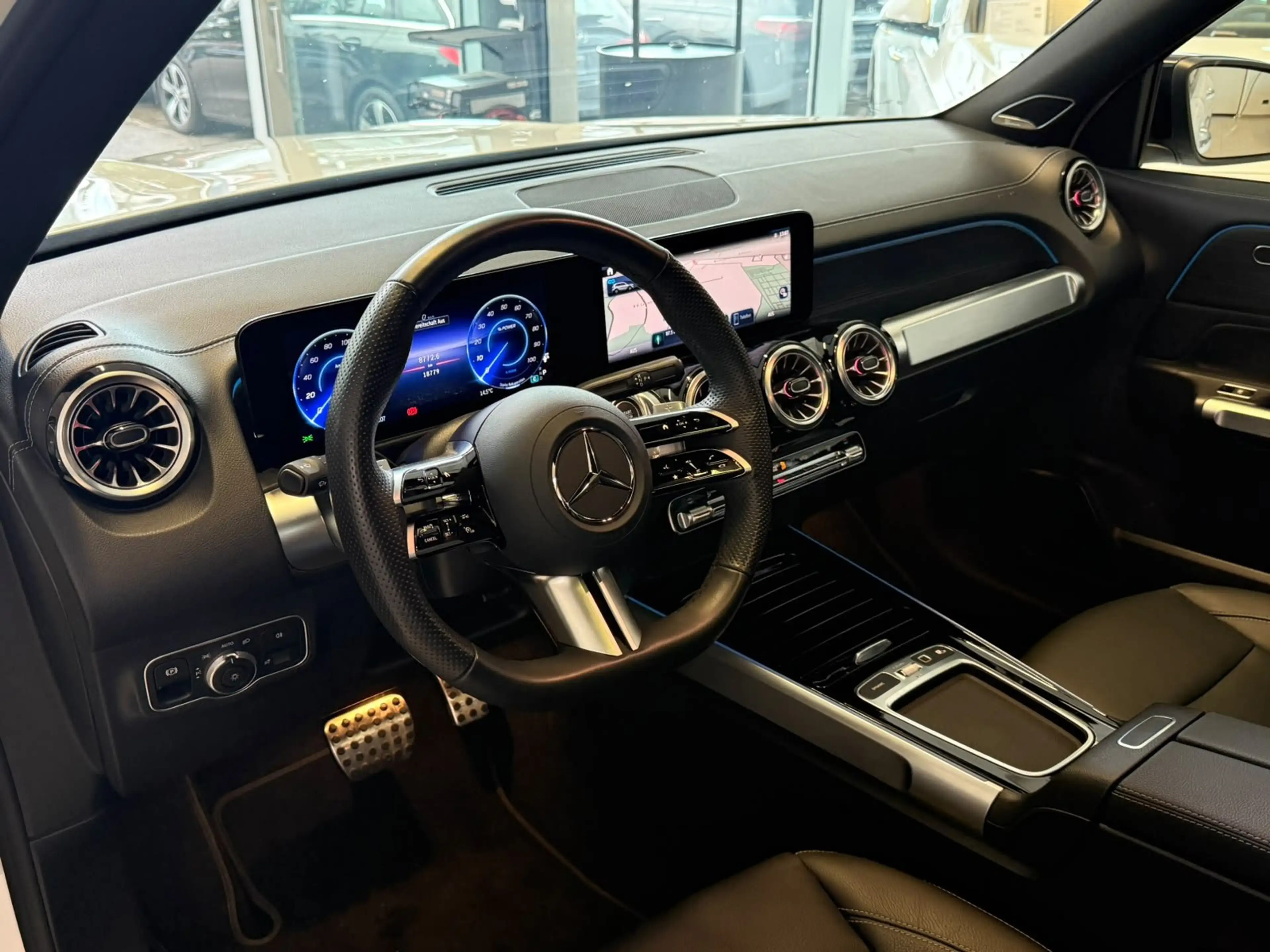Mercedes-Benz EQB 300 4M AMG+PANO+BURM+DISTR+NIGHT+KEYLESS+LED — photo 9