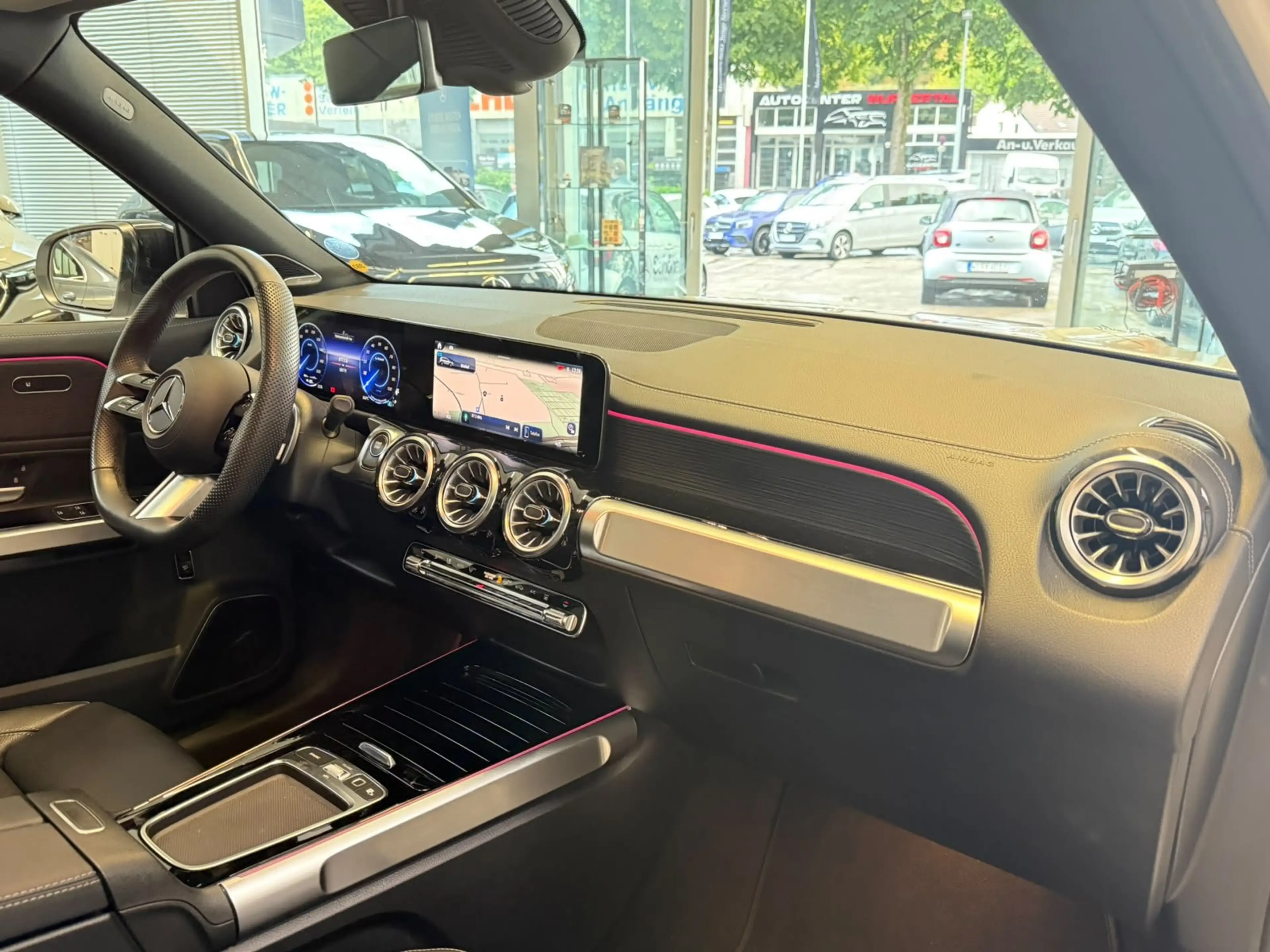 Mercedes-Benz EQB 300 4M AMG+PANO+BURM+DISTR+NIGHT+KEYLESS+LED — photo 11
