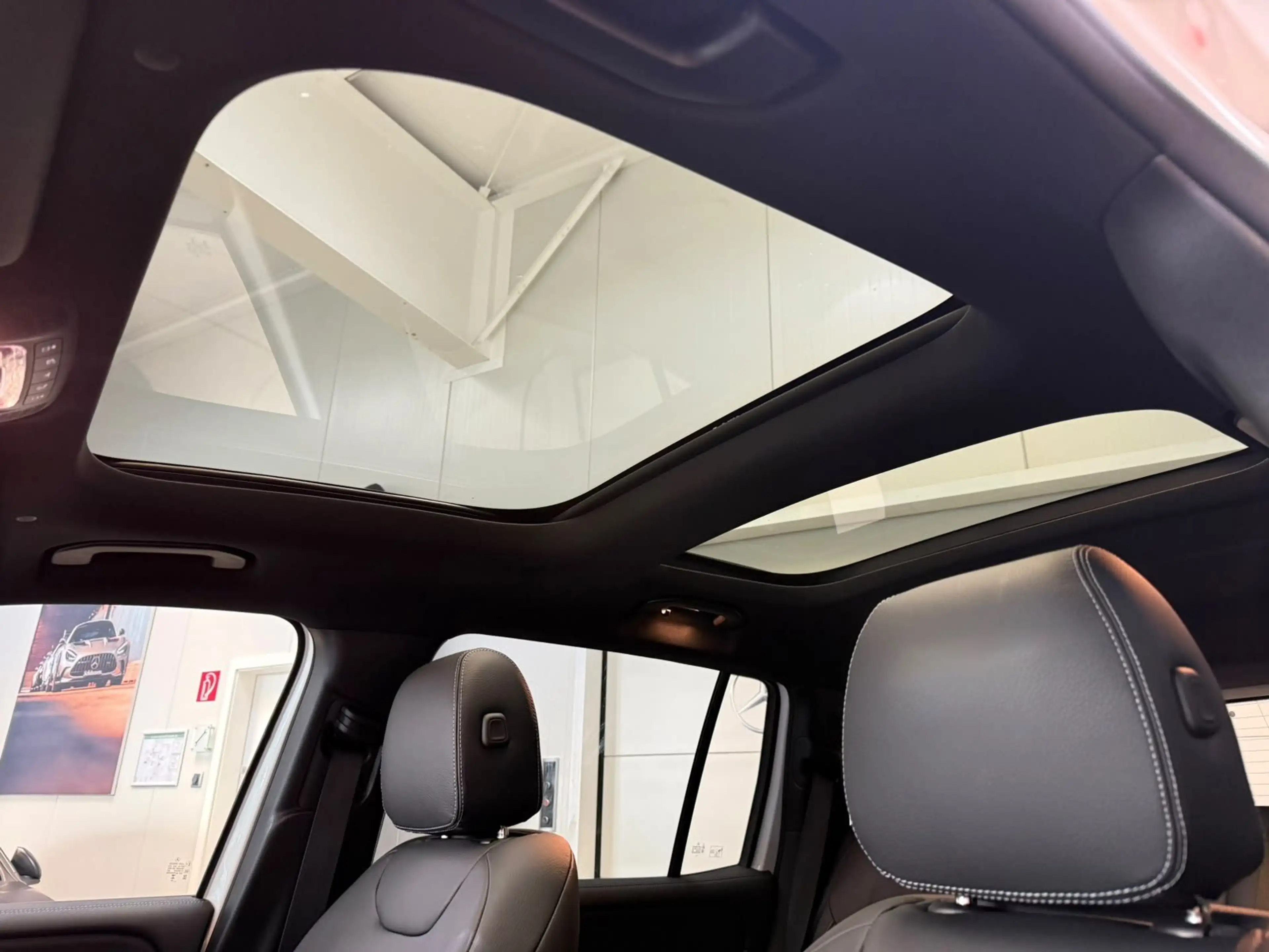 Mercedes-Benz EQB 300 4M AMG+PANO+BURM+DISTR+NIGHT+KEYLESS+LED — photo 14