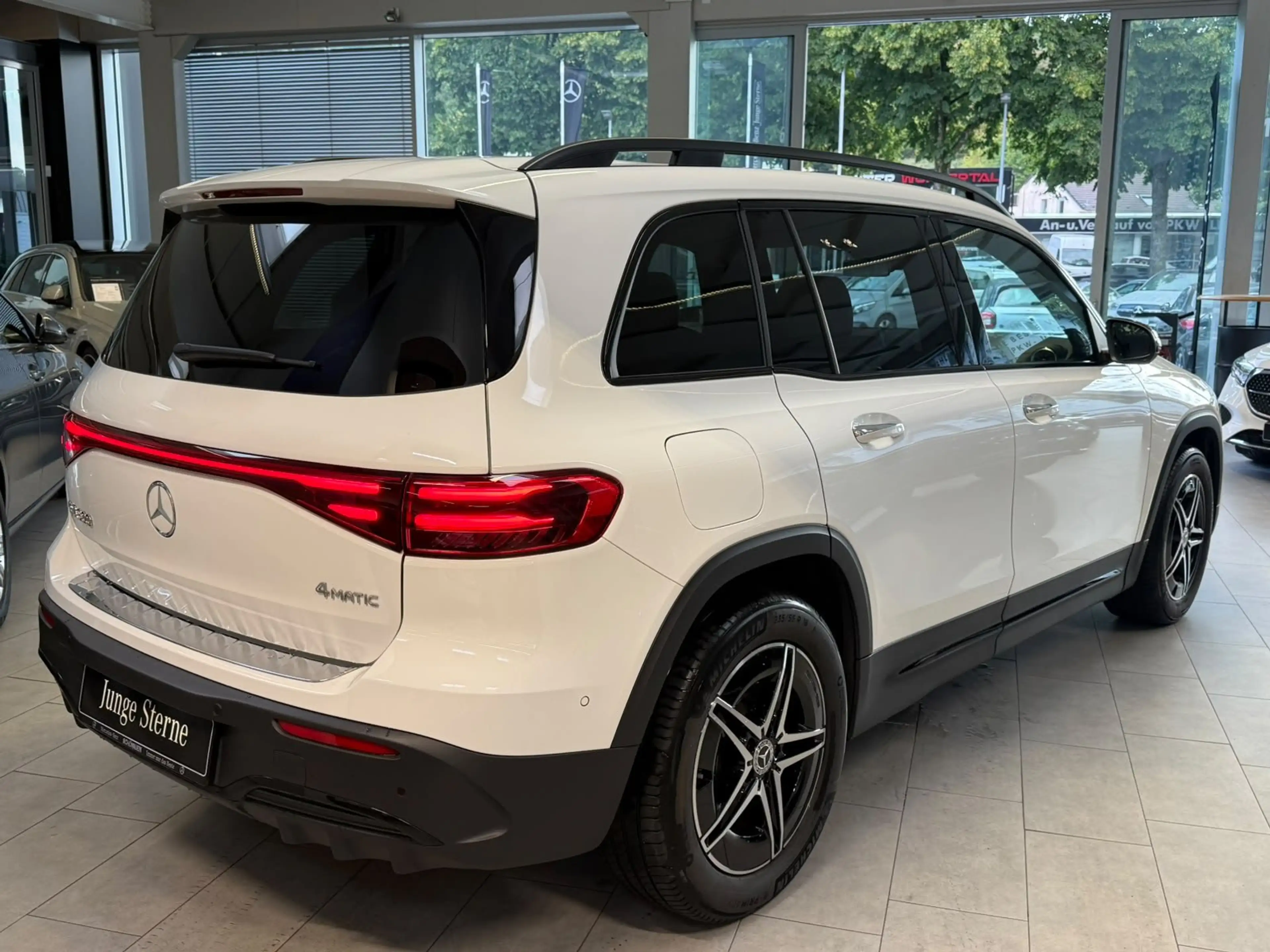 Mercedes-Benz EQB 300 4M AMG+PANO+BURM+DISTR+NIGHT+KEYLESS+LED — photo 7