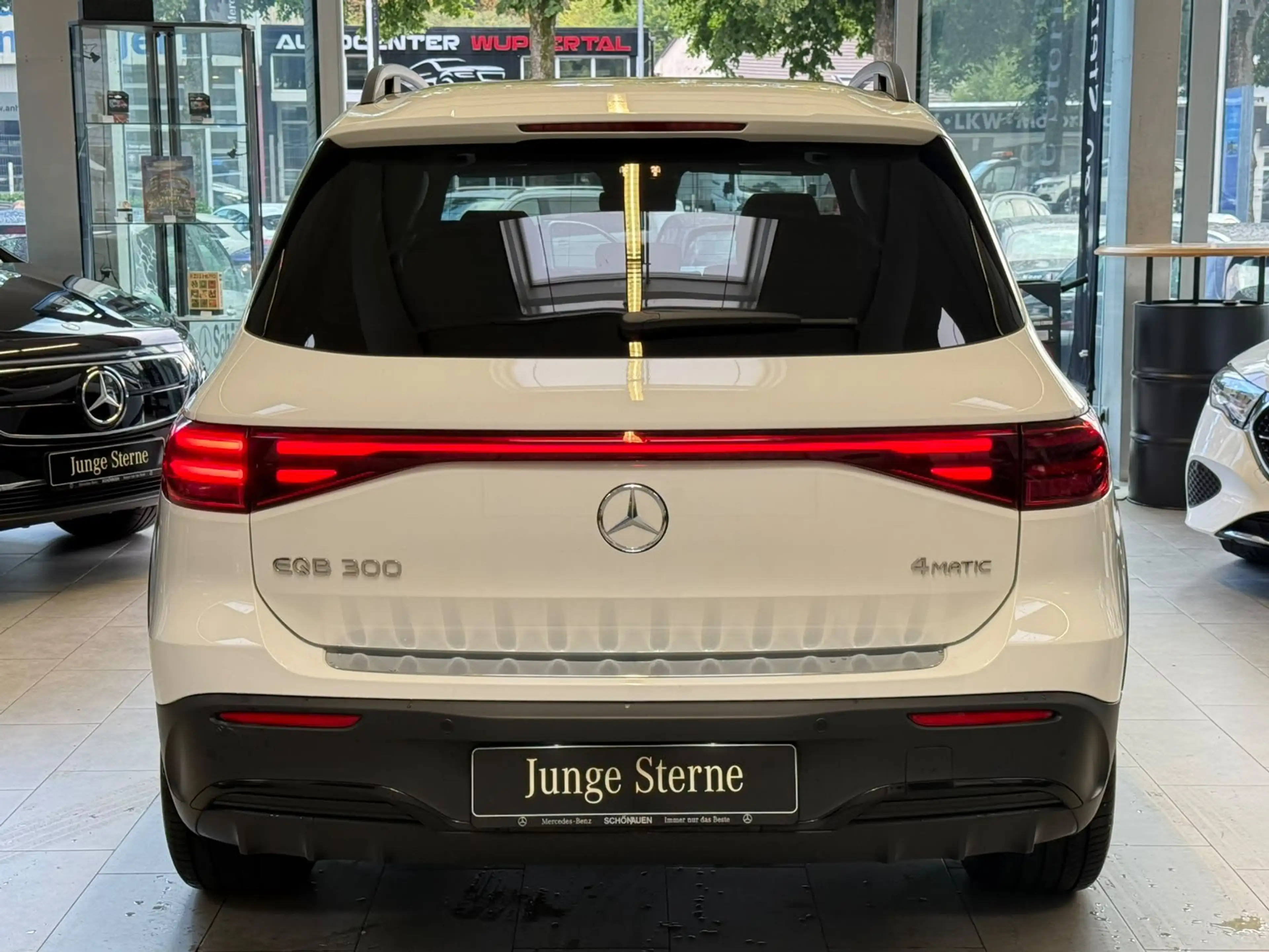 Mercedes-Benz EQB 300 4M AMG+PANO+BURM+DISTR+NIGHT+KEYLESS+LED — photo 4