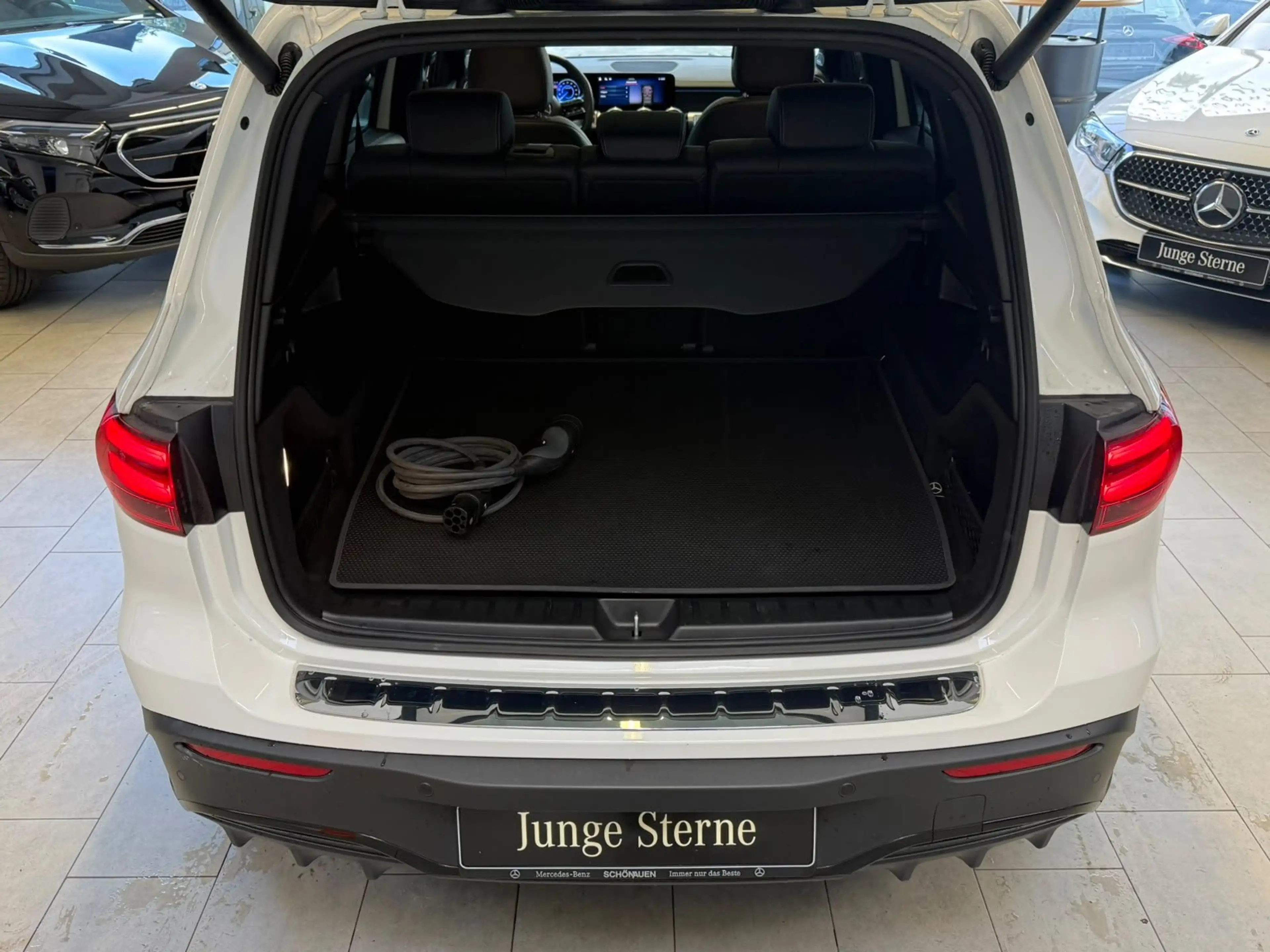 Mercedes-Benz EQB 300 4M AMG+PANO+BURM+DISTR+NIGHT+KEYLESS+LED — photo 5