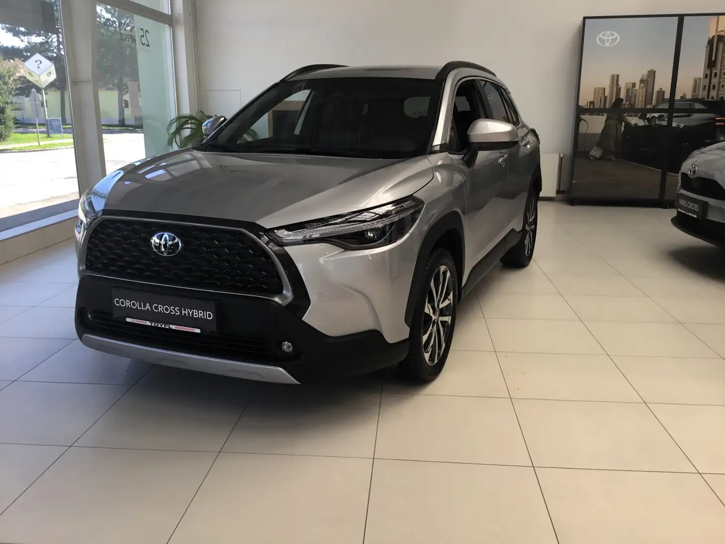 Toyota Corolla Cross 2,0 Hybrid Active Drive 2WD / SONDERPREIS Stříbrná - 1