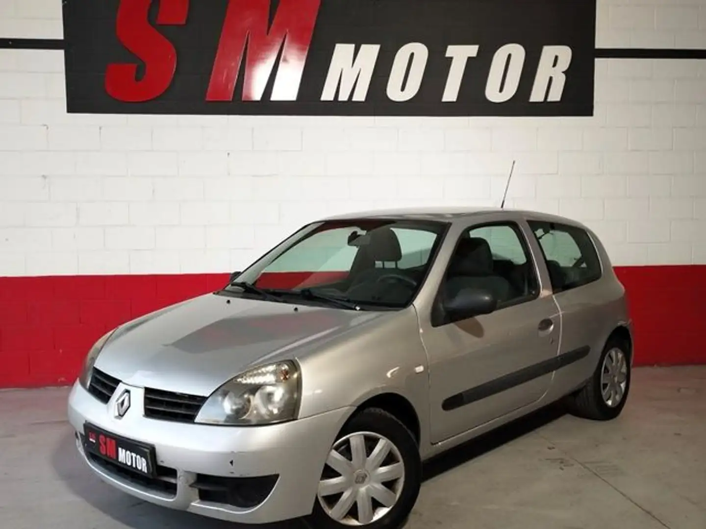 Renault Clio 1.2 Authentique Grijs - 1