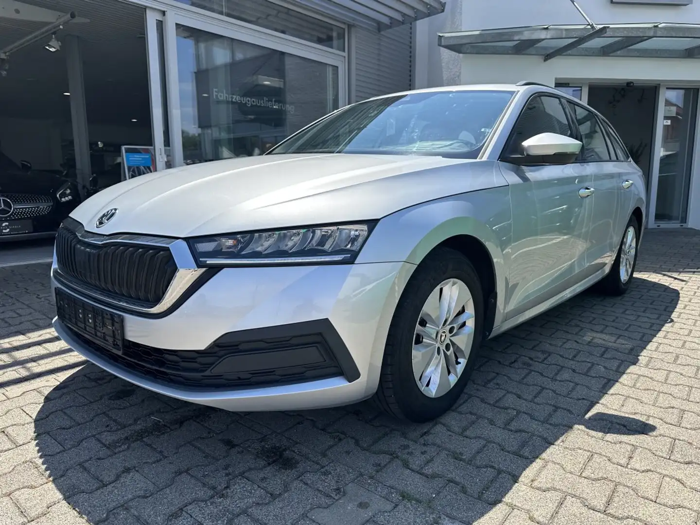 Skoda Octavia Combi 2.0TDI LED*PDC*TEMPOMAT Silber - 2