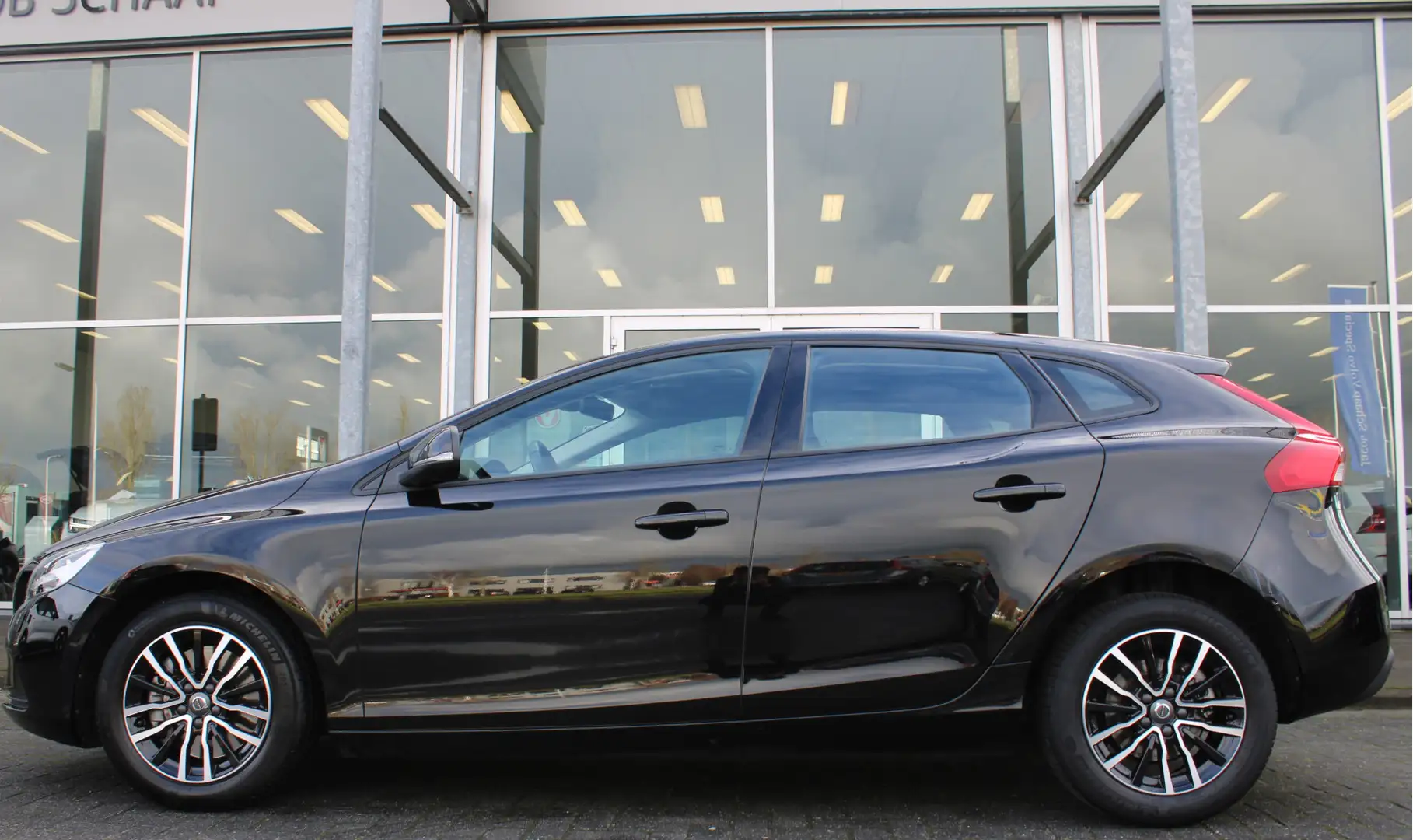 Volvo V40 T2 Automaat Momentum | Verw. Voorstoelen | Standka Noir - 2