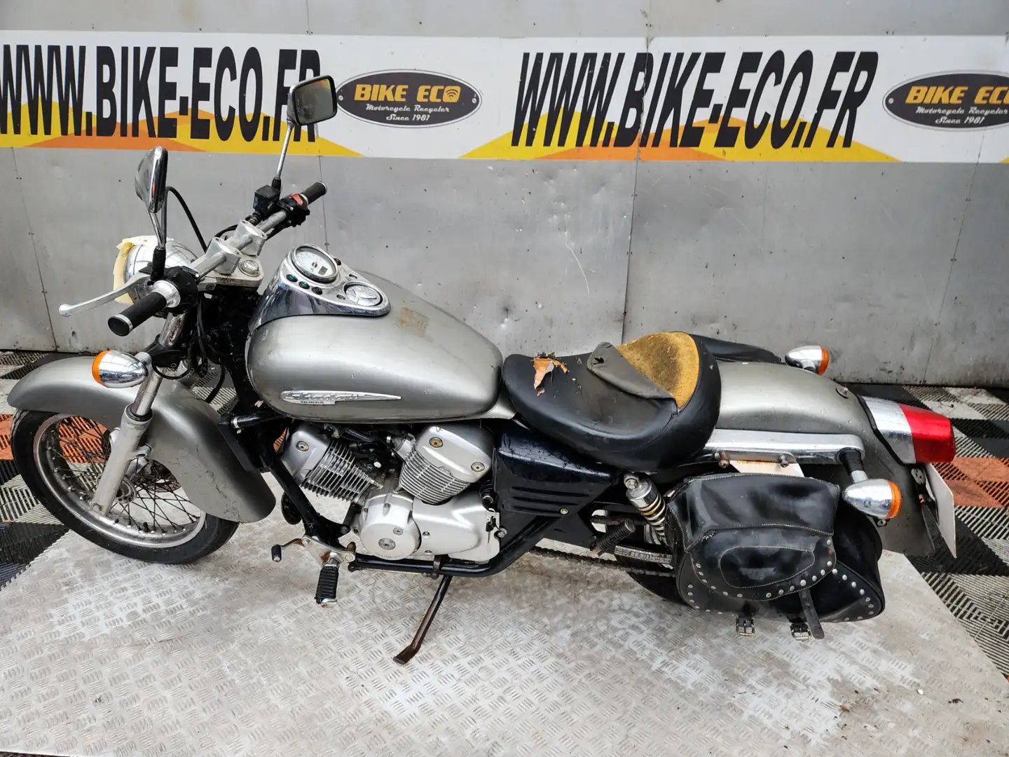Honda Shadow 125 Gris - 2