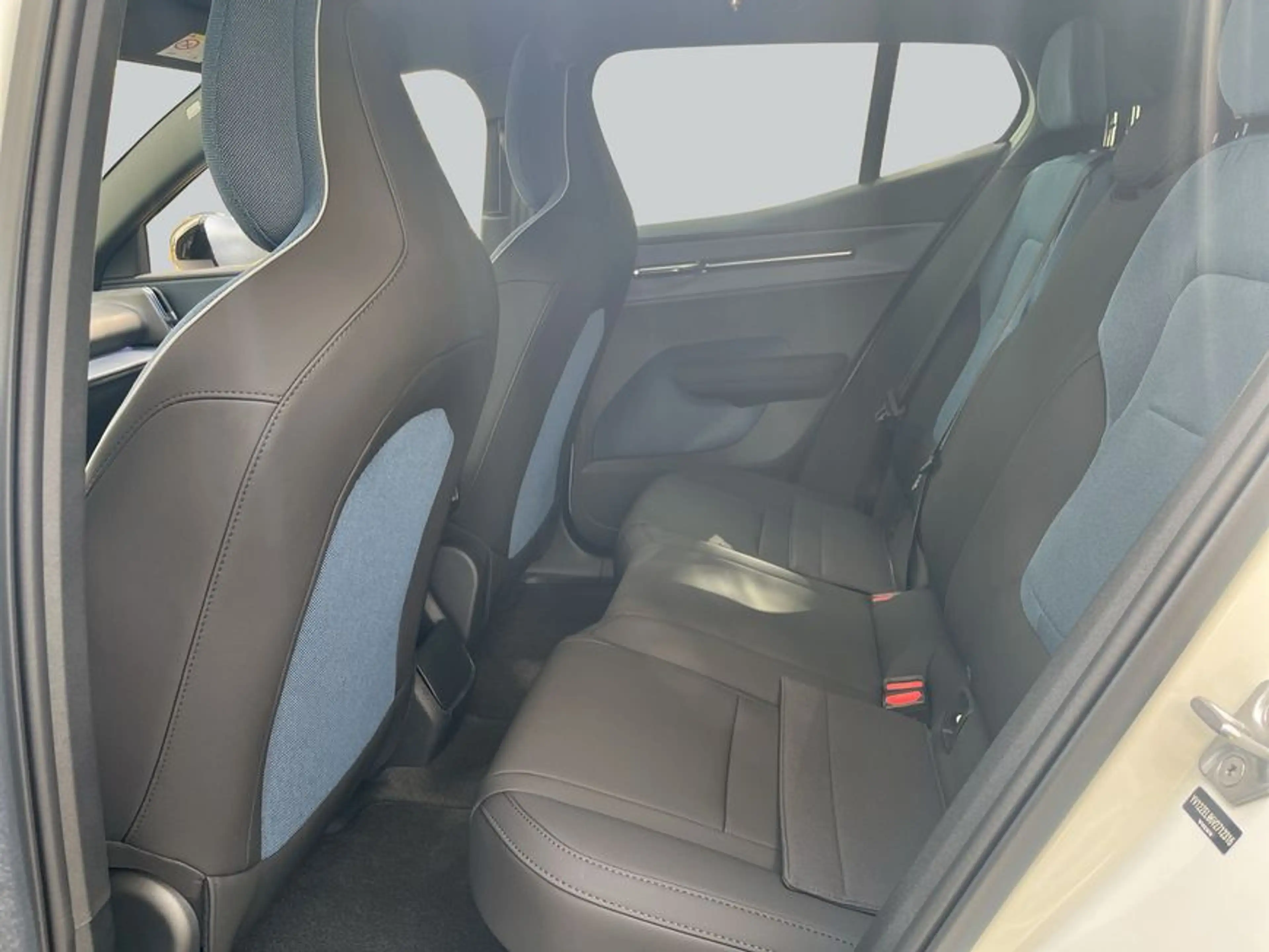 Volvo EX30 P5 electric Long Range RWD Black Edition Plus — photo 12