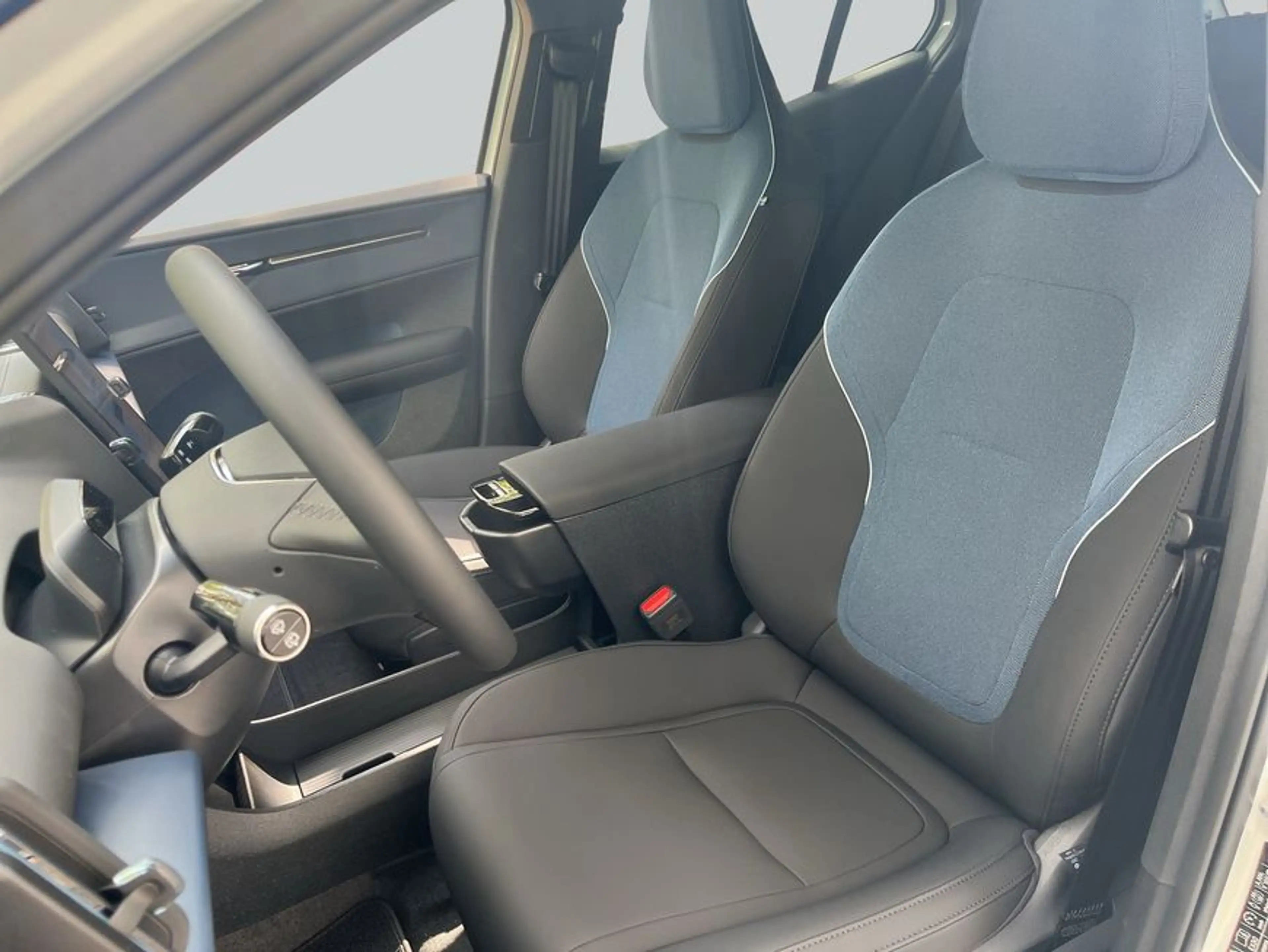 Volvo EX30 P5 electric Long Range RWD Black Edition Plus — photo 11