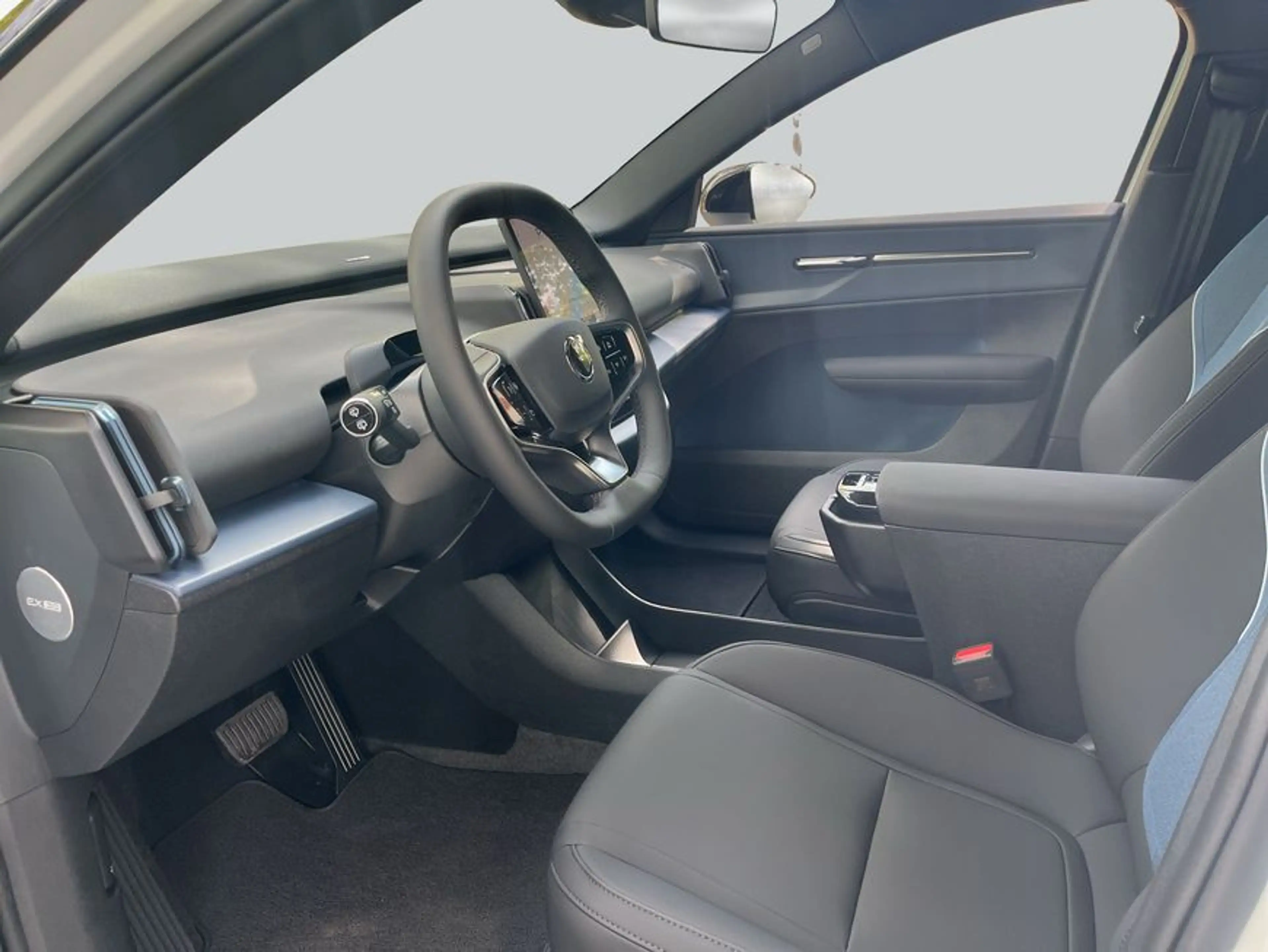 Volvo EX30 P5 electric Long Range RWD Black Edition Plus — photo 10