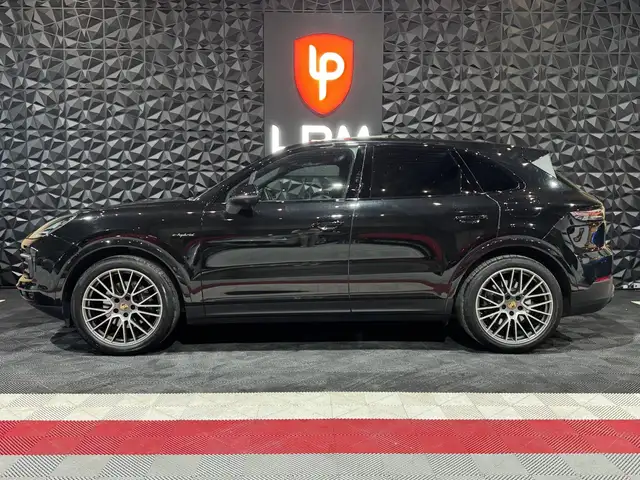 Porsche Cayenne view 3
