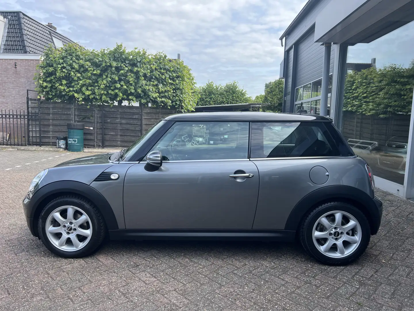 MINI Cooper Mini 1.6 Schuifdak, Trekhaak, Xenon, Navi, Grijs - 2