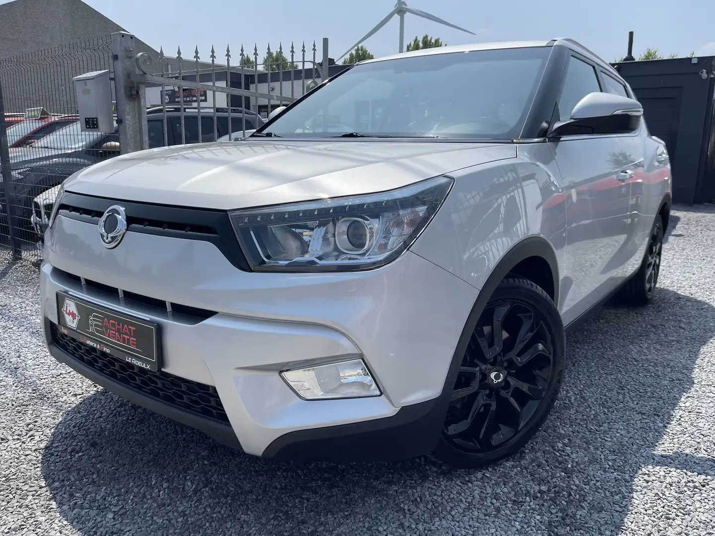 SsangYong Tivoli 1.6 e-XDi 4WD Quartz - Navi Gris - 1