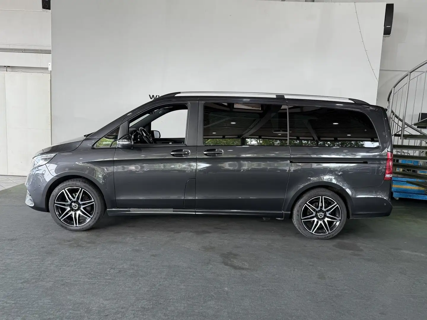 Mercedes-Benz V 300 V300d AMG-Line Lang 8-Sitzer 2.Hand Kamera AHK Gris - 2