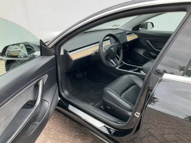 Tesla Model 3 view 6