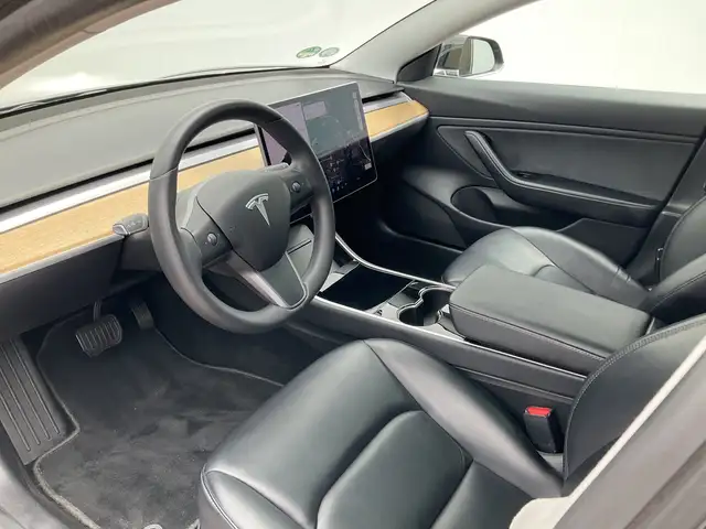 Tesla Model 3 view 4
