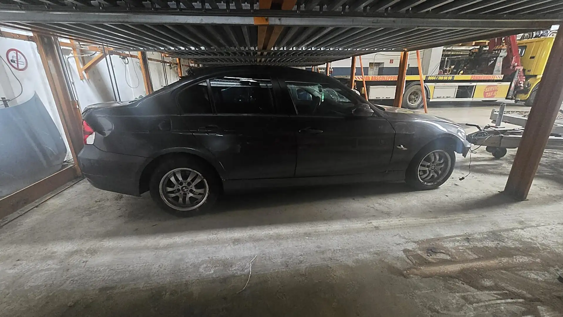 BMW 318 i Österreich-Paket TOTALSCHADEN Schwarz - 1