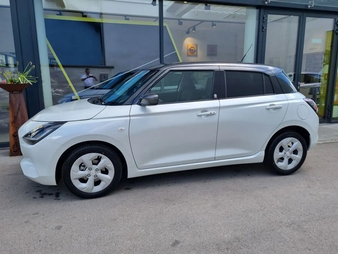 Suzuki Swift 1,2 Hybrid Shine CVT Aut. Weiß - 1