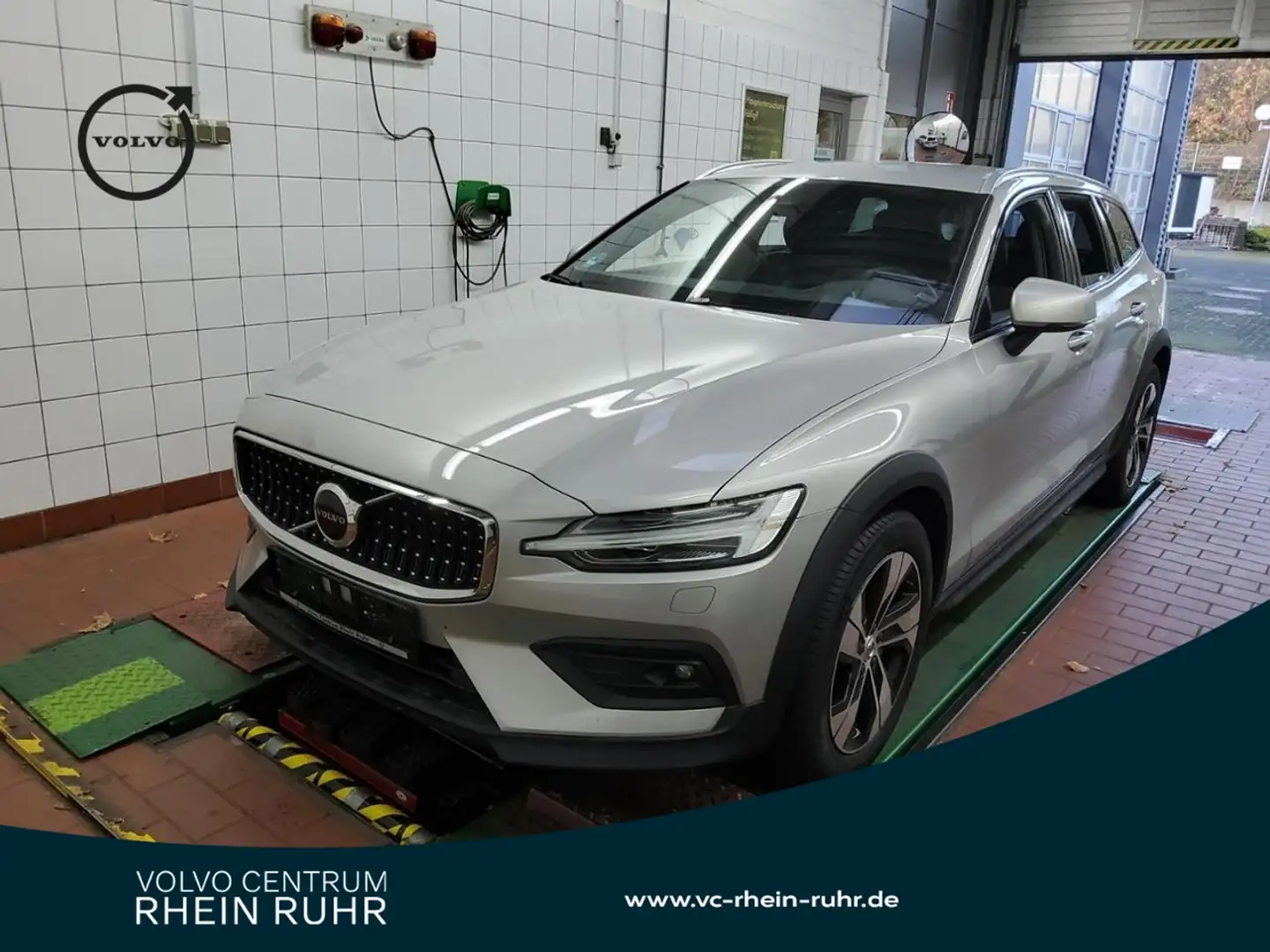 Volvo V60 Cross Country B4 AWD Plus +LICHTPAK+RFK+ Zilver - 1