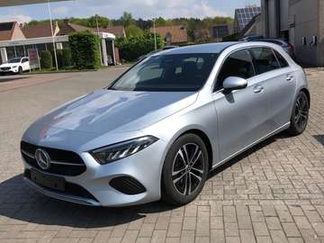 5-deurs Benzine Sfeerverlichting Keyless Entry Draadloos laden van Smartphone Carplay Instrumenten display digitaal