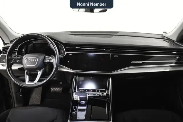 Audi Q8 view 11