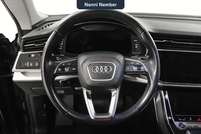Audi Q8 view 10