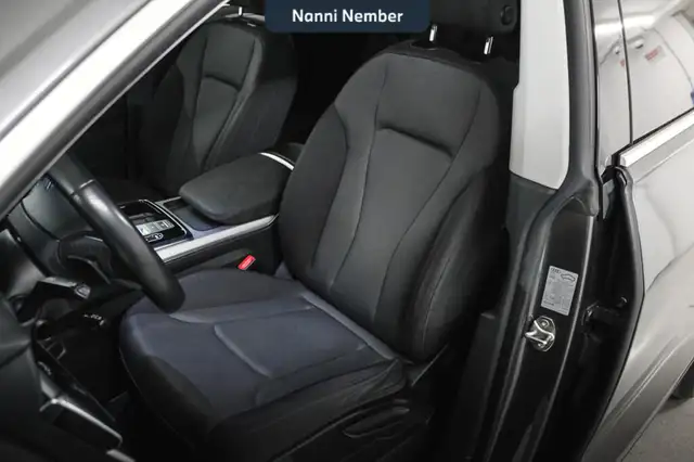 Audi Q8 view 13