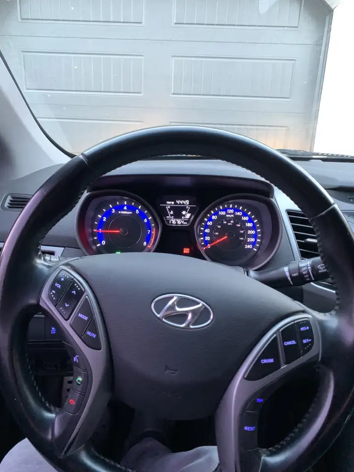 Hyundai ELANTRA photo Hyundai ELANTRA