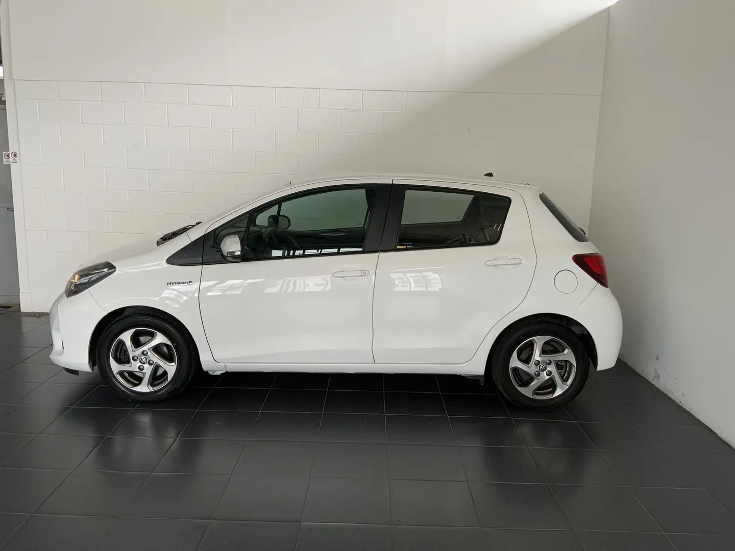 Toyota Yaris 5 porte 1.5 hybrid active my16 Weiß - 2